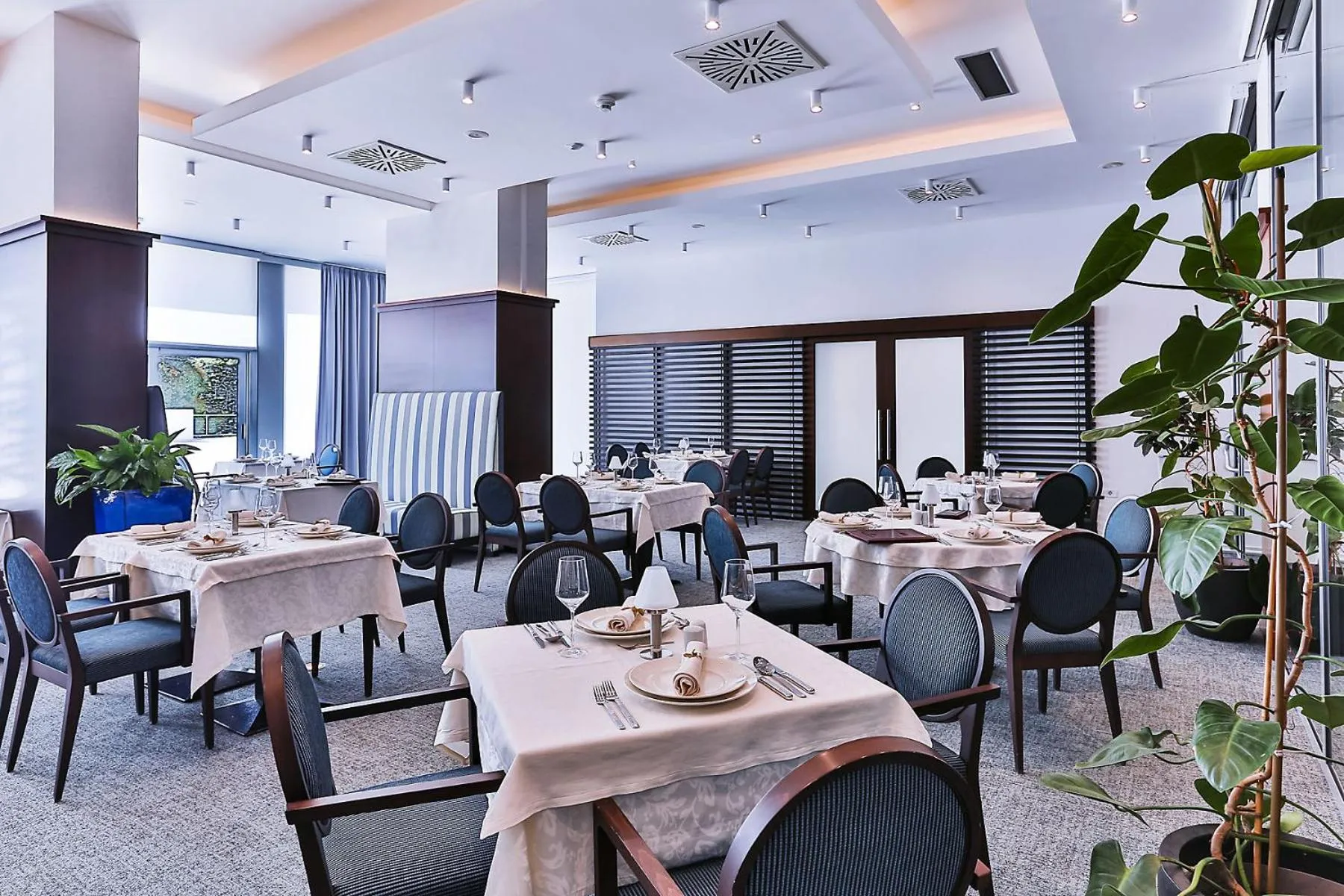 Restaurant/places to eat in Hotel Princess