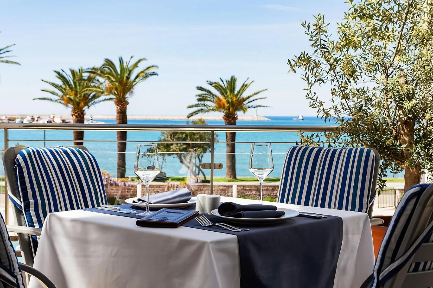 Restaurant/places to eat in Hotel Princess