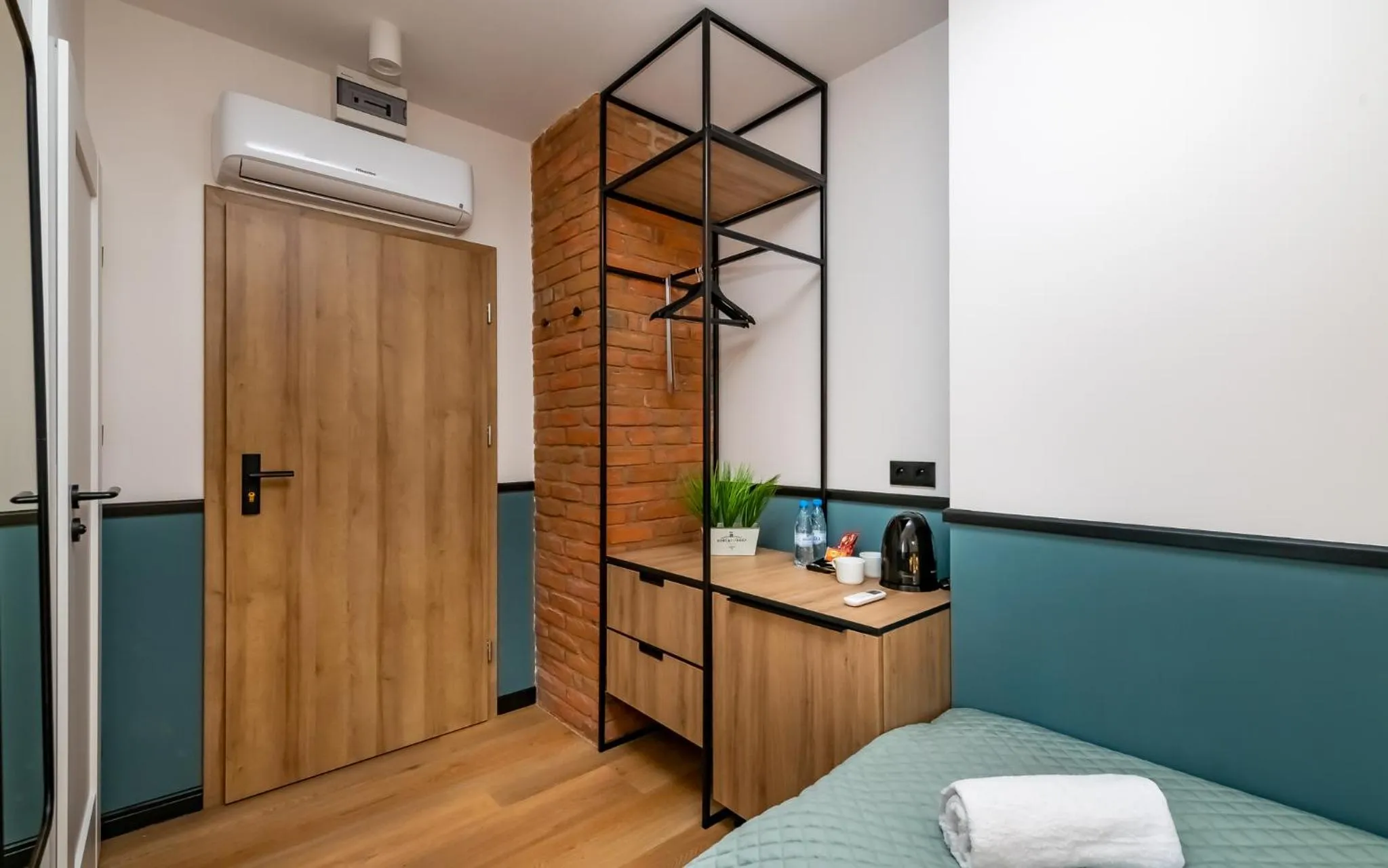 Bed in Noclegi Żelazna 51