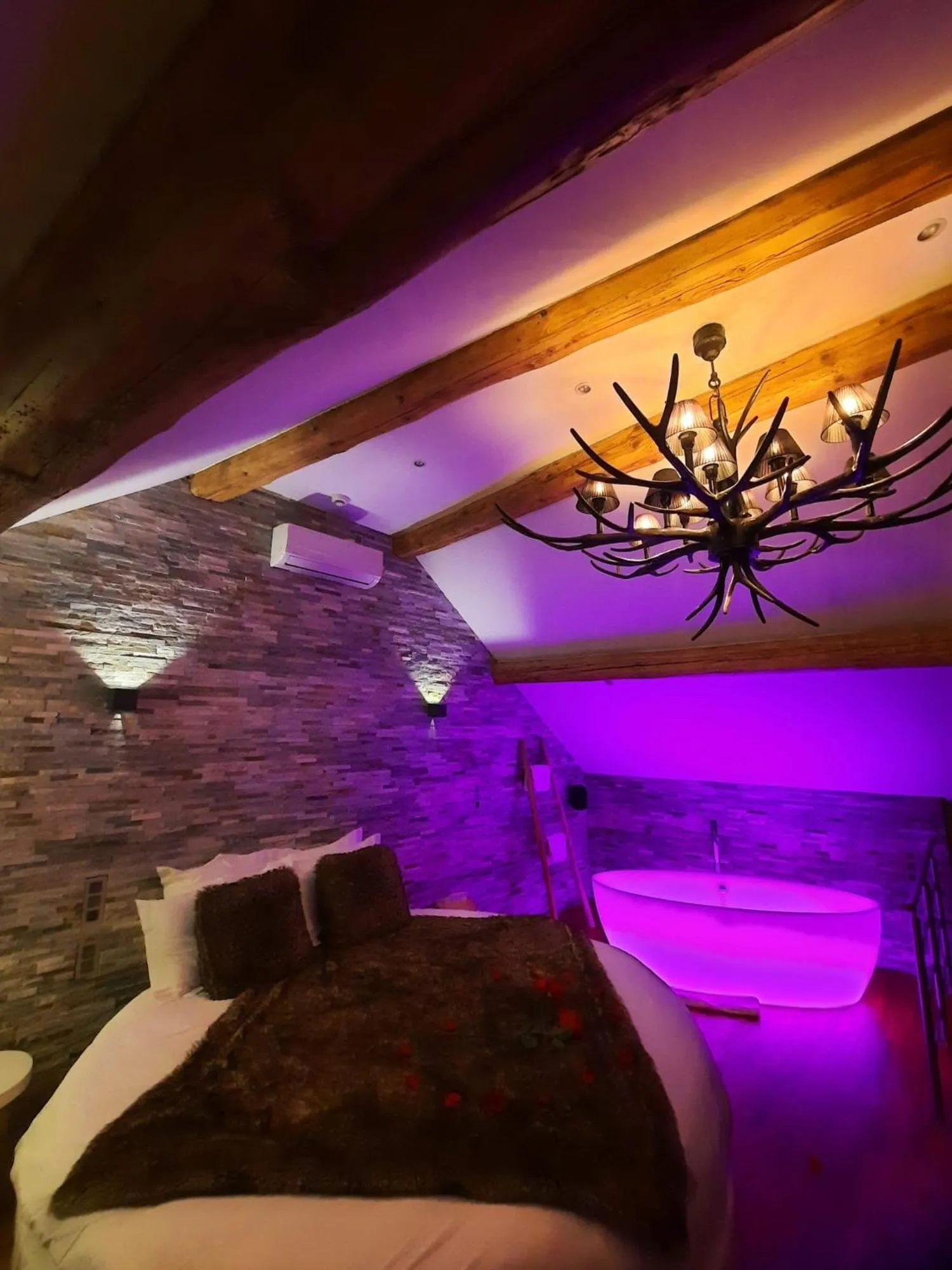 Queen Suite with Spa Bath in Le Clos des Thermes