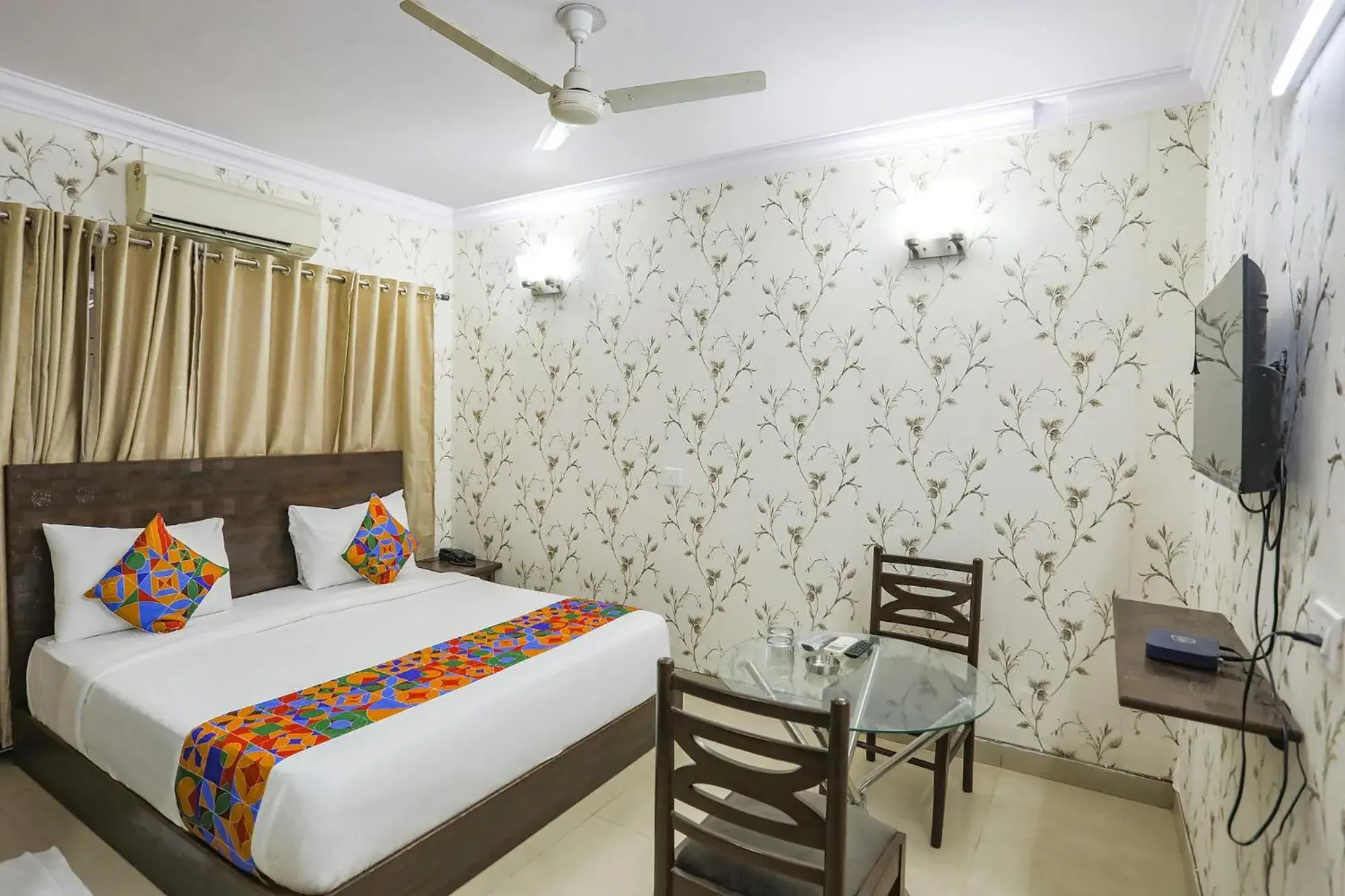 Communal lounge/ TV room, Bed in FabExpress JPM Harshdeep Communal lounge/ TV room, Bed in FabExpress JPM Harshdeep