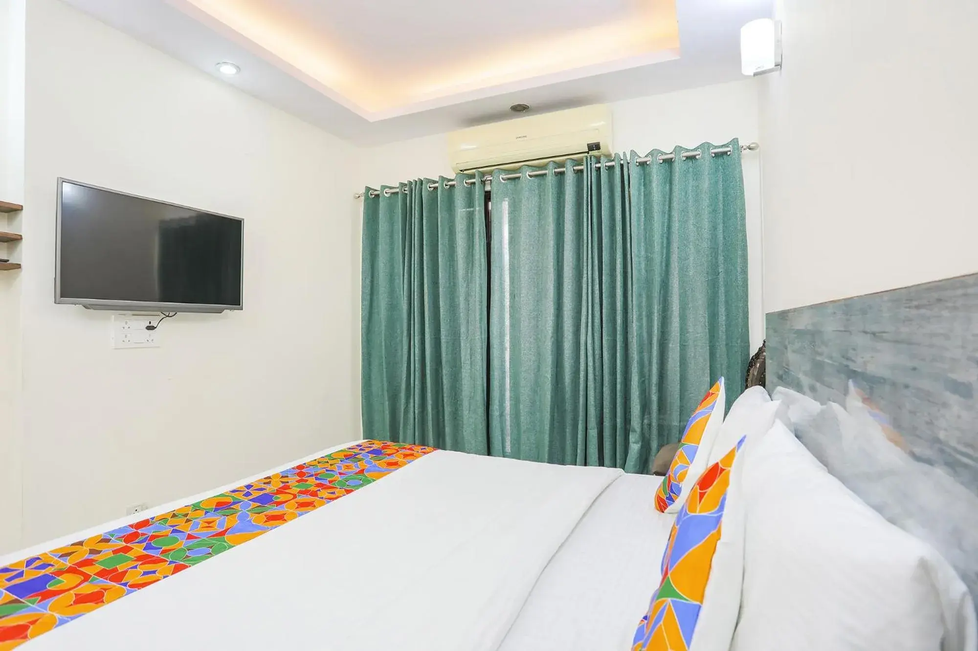 Communal lounge/ TV room, Bed in FabExpress JPM Harshdeep Communal lounge/ TV room, Bed in FabExpress JPM Harshdeep