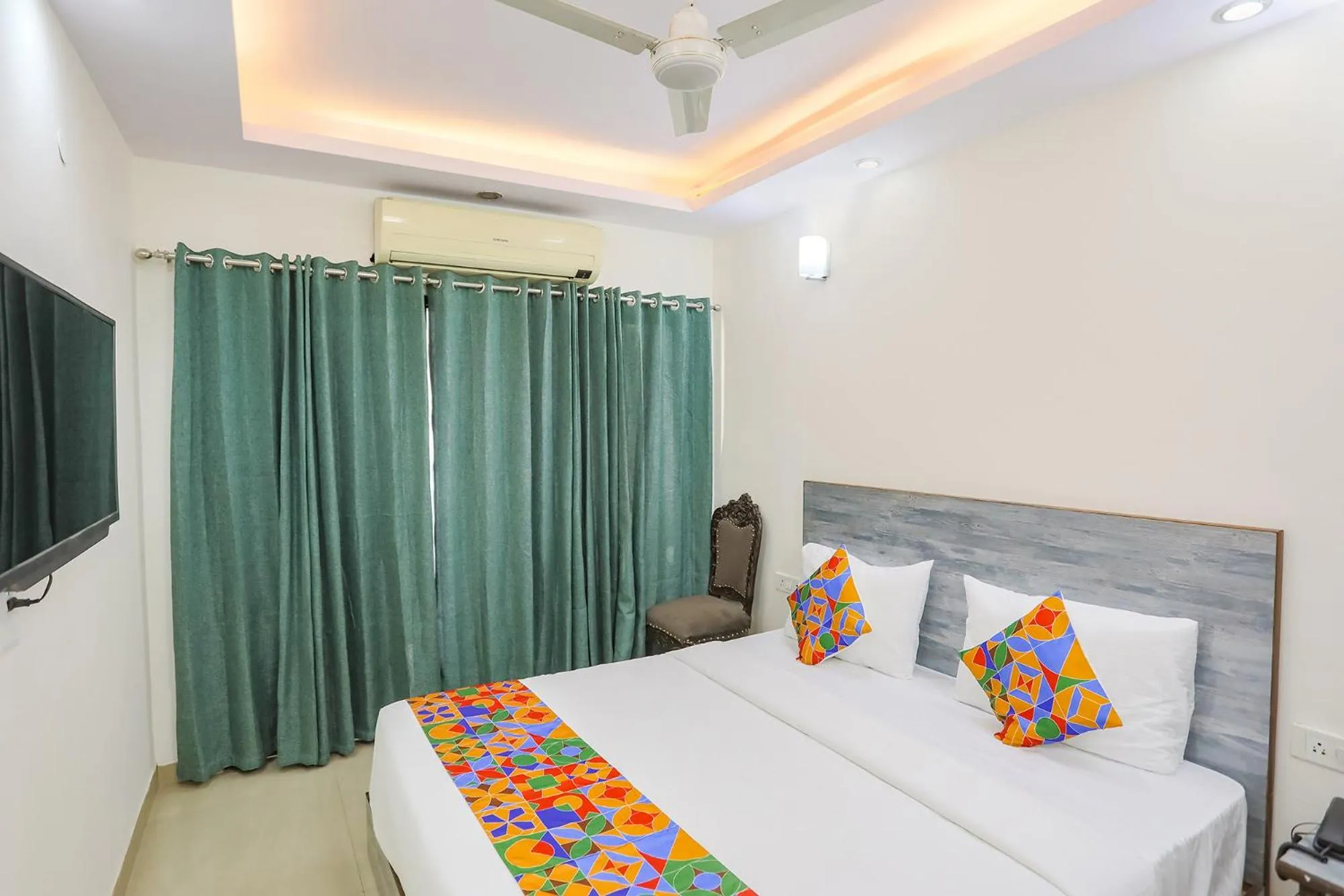 Communal lounge/ TV room, Bed in Via JPM Harshdeep