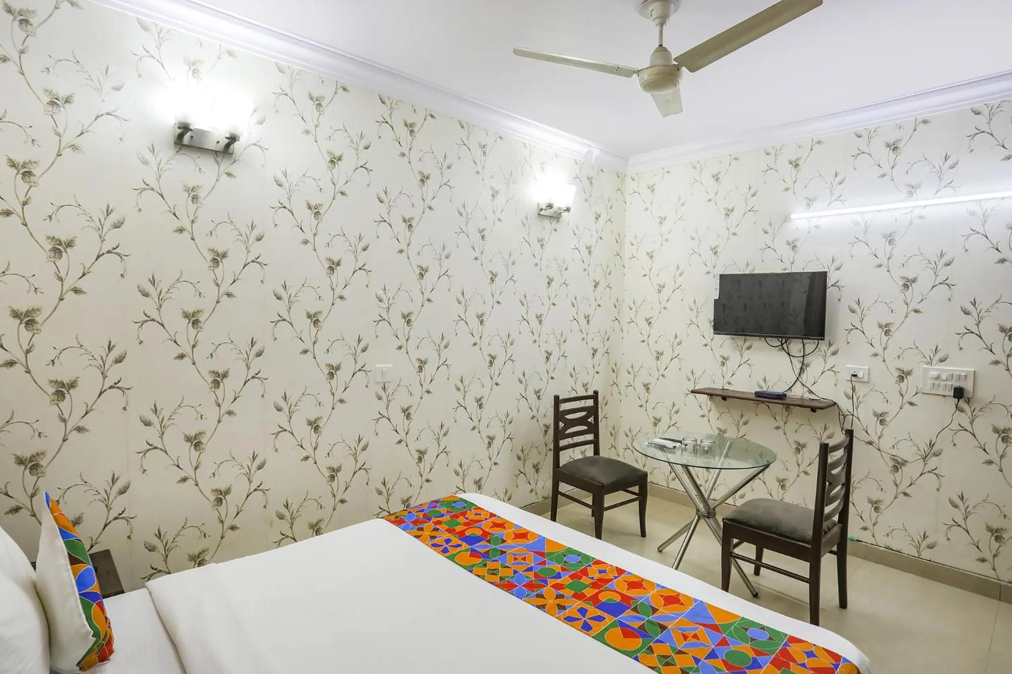 Communal lounge/ TV room, Bed in Via JPM Harshdeep