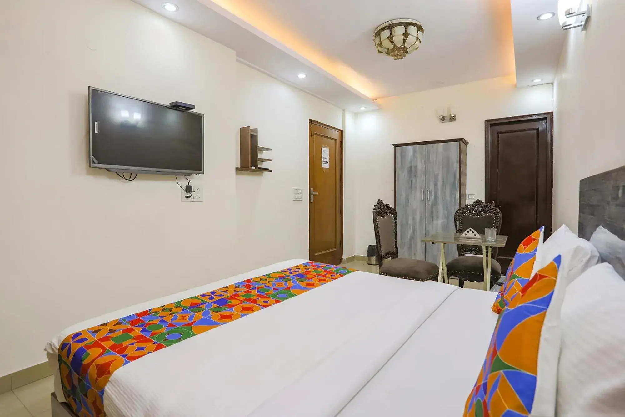 Communal lounge/ TV room, Bed in Via JPM Harshdeep Communal lounge/ TV room, Bed in Via JPM Harshdeep