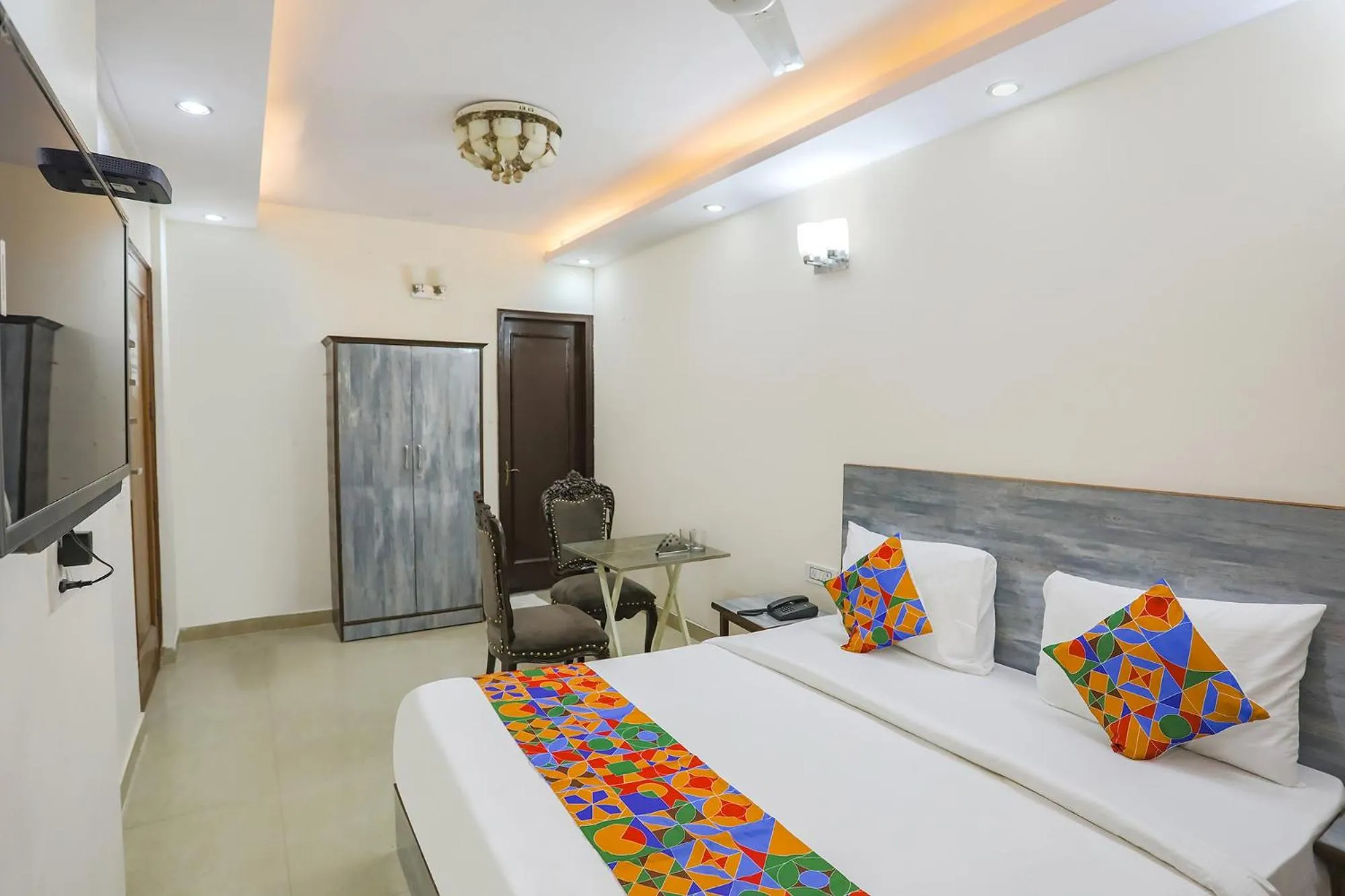 Communal lounge/ TV room, Bed in Via JPM Harshdeep