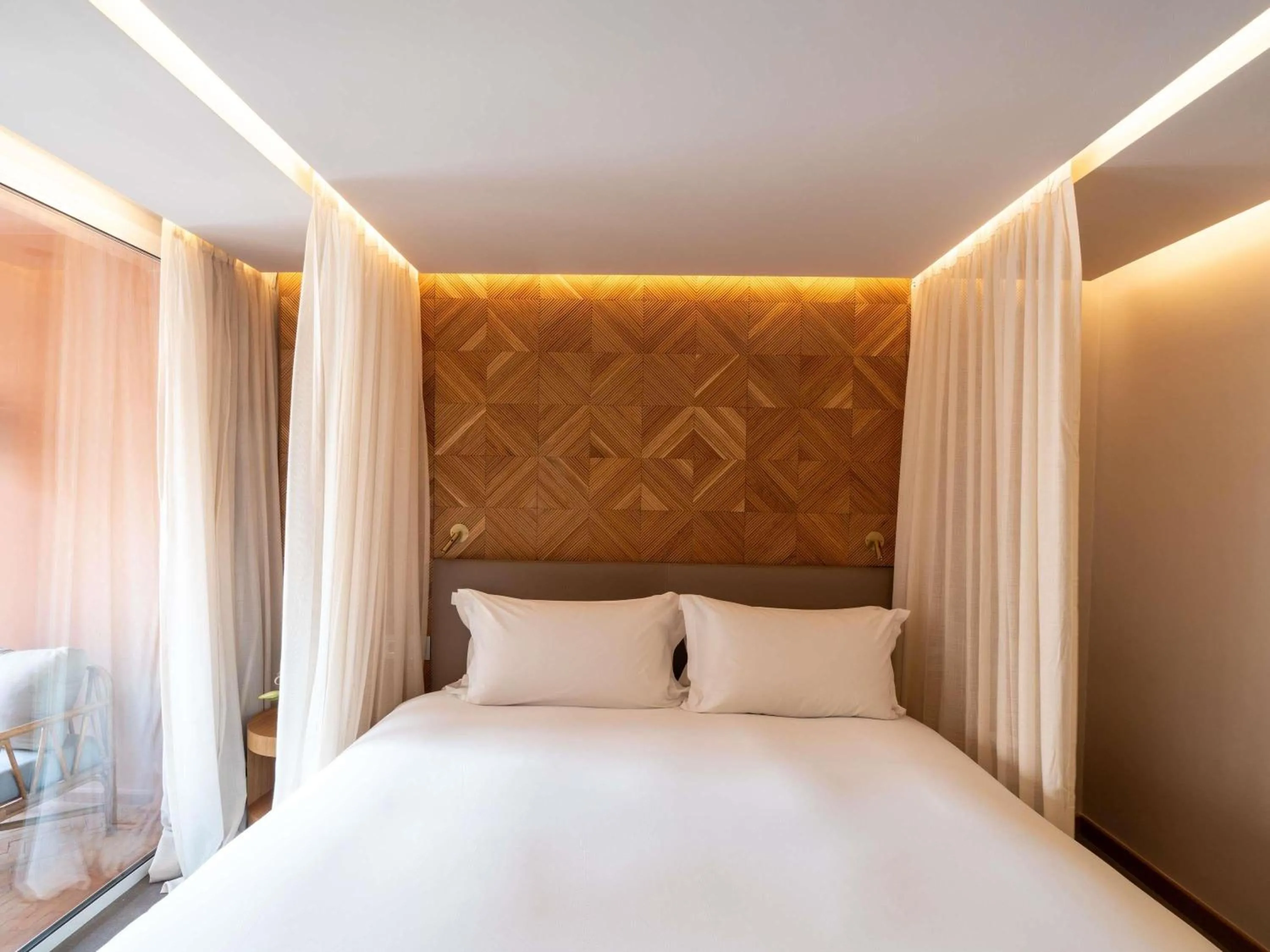 Bedroom, Bed in Sofitel Marrakech Palais Impérial & Spa