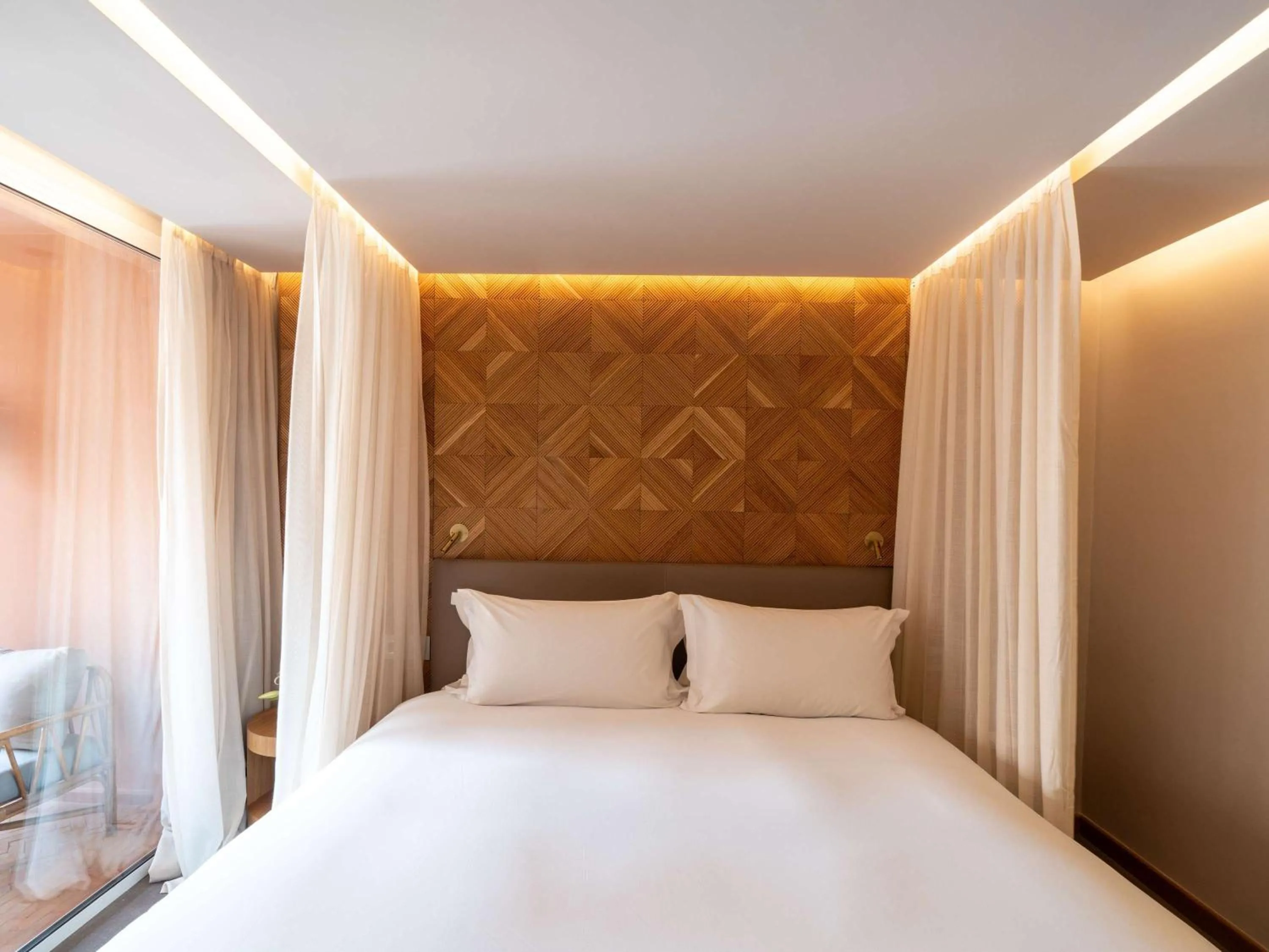 Bedroom, Bed in Sofitel Marrakech Lounge and Spa