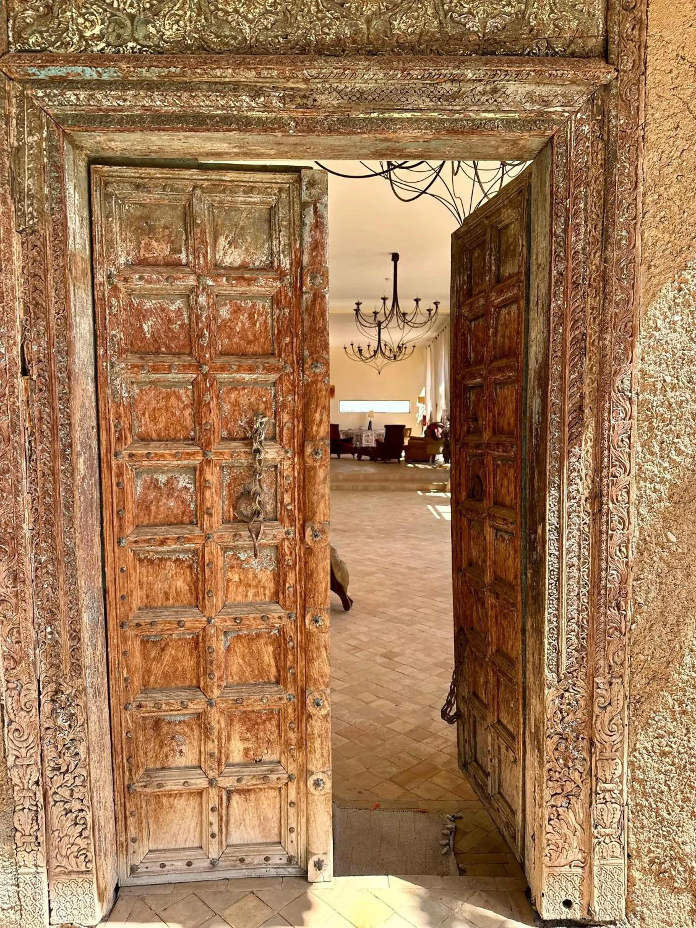 Facade/entrance in Quelque part au barrage