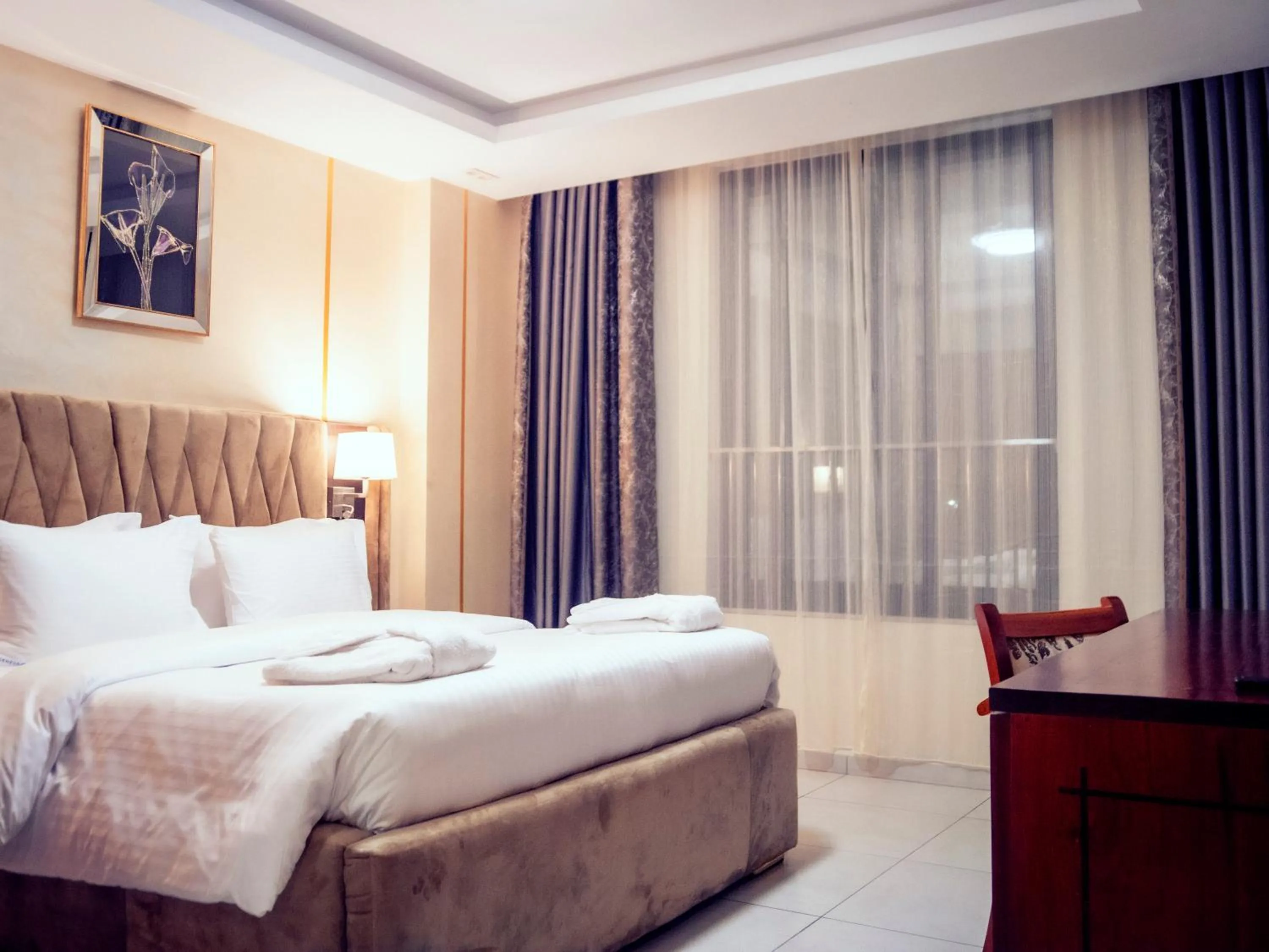 Bedroom, Bed in Geneva Hotel