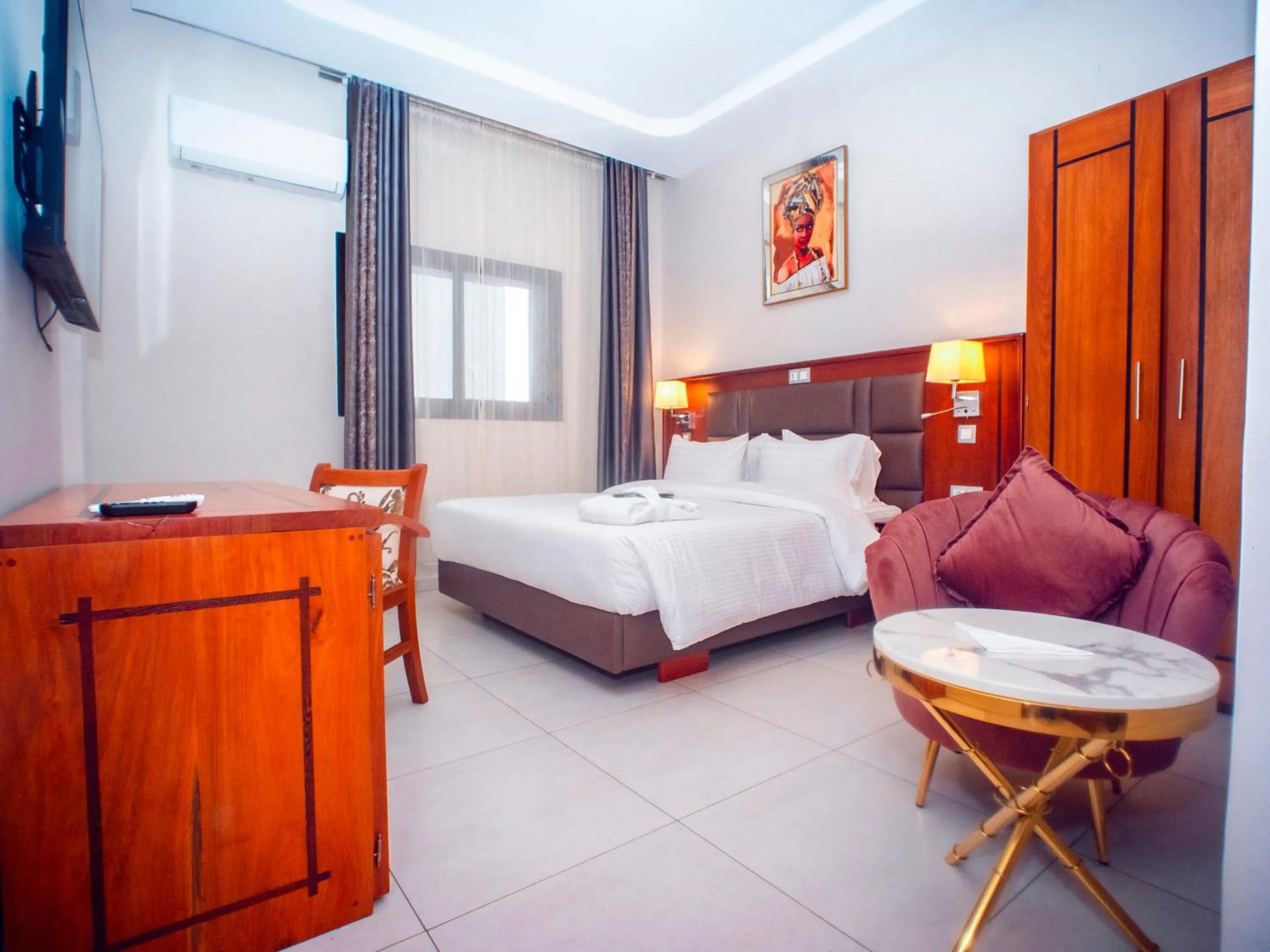 Photo of the whole room, Bed in Geneva Hotel