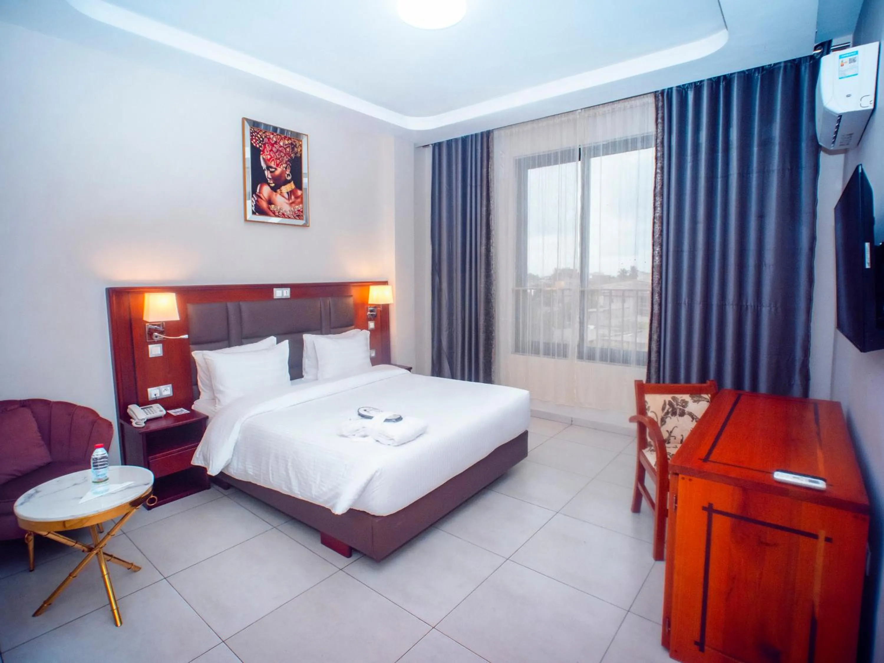 Photo of the whole room, Bed in Geneva Hotel