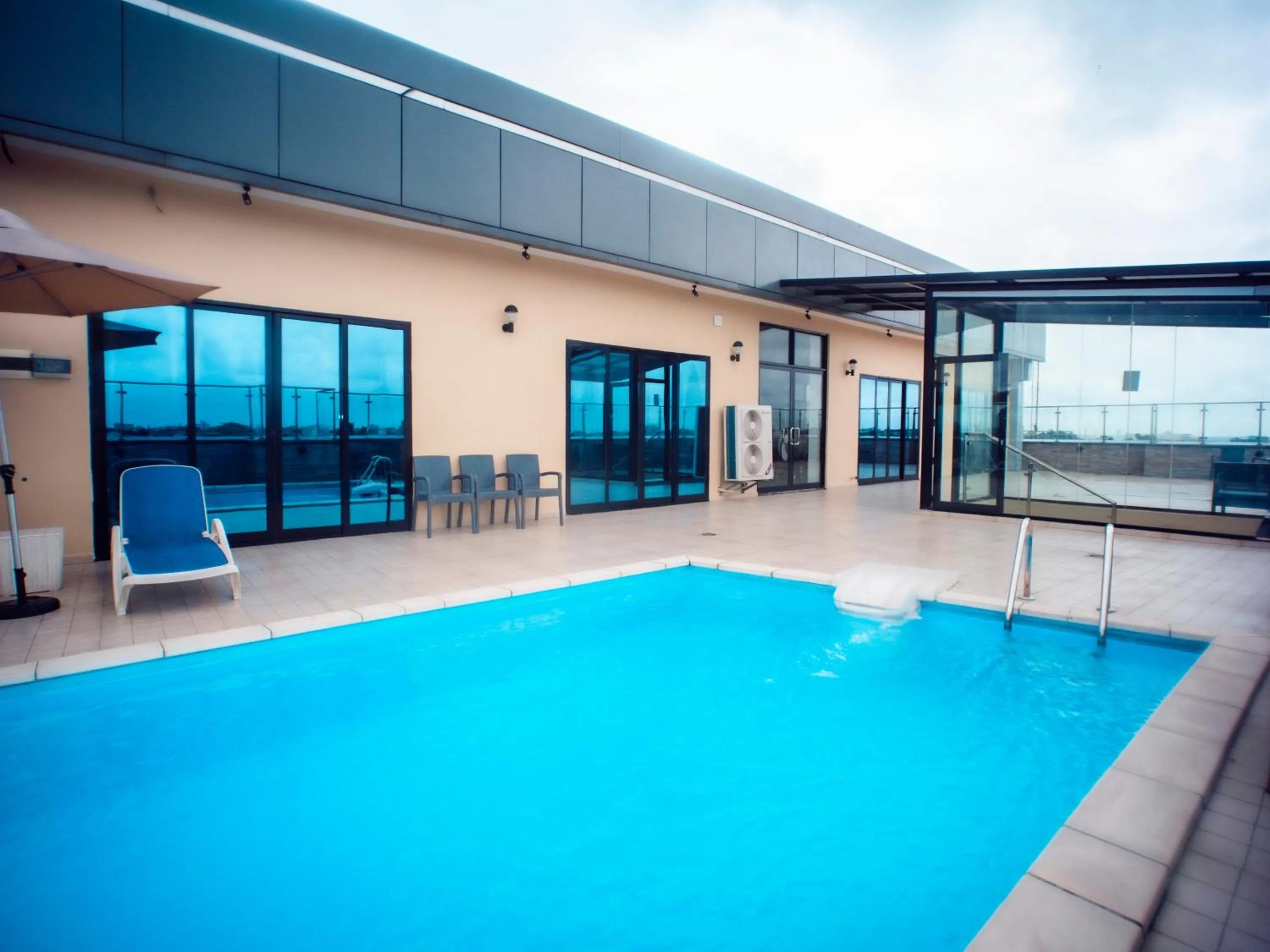 Swimming pool in Geneva Hotel