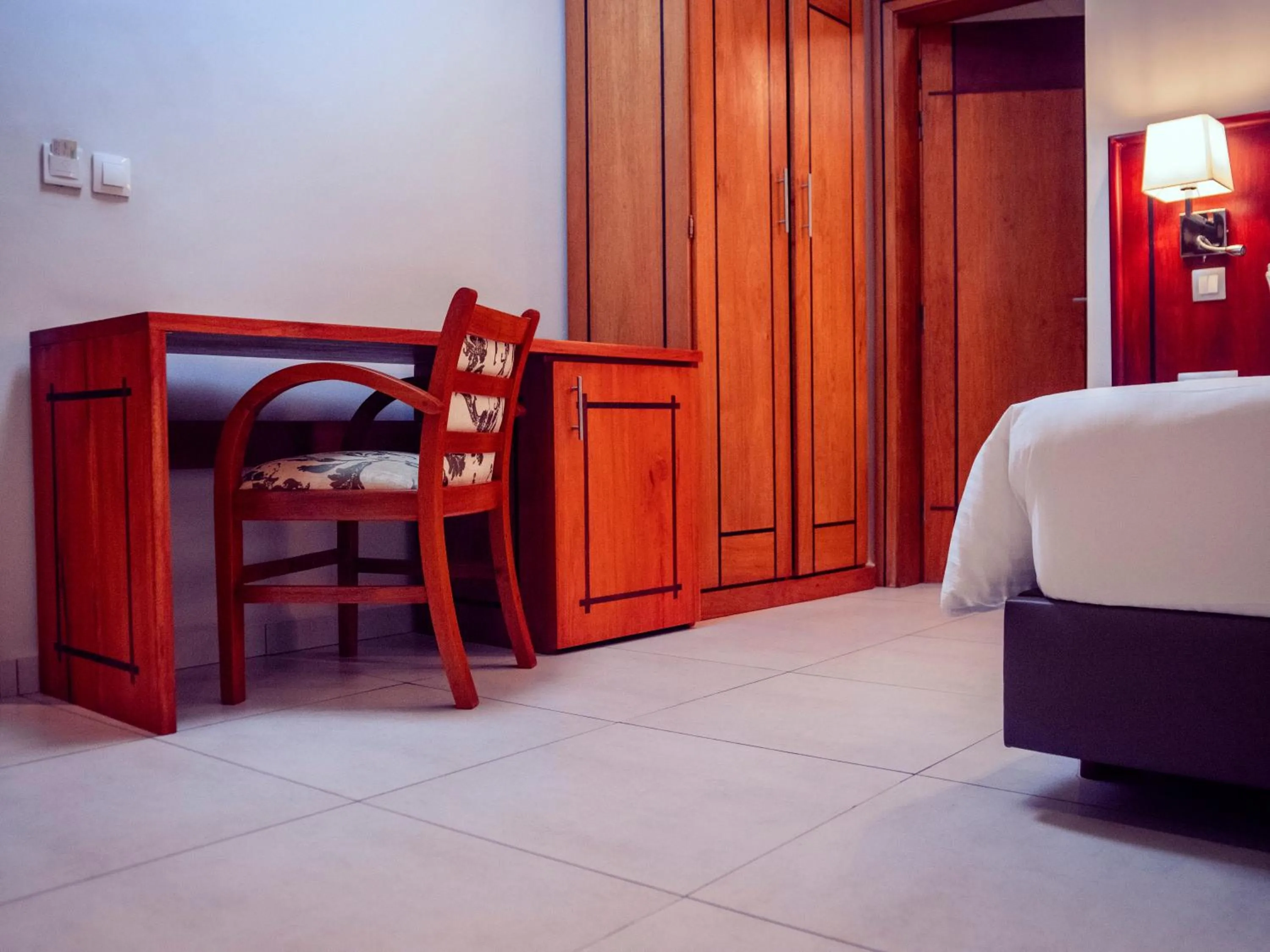 Bedroom, Bed in Geneva Hotel