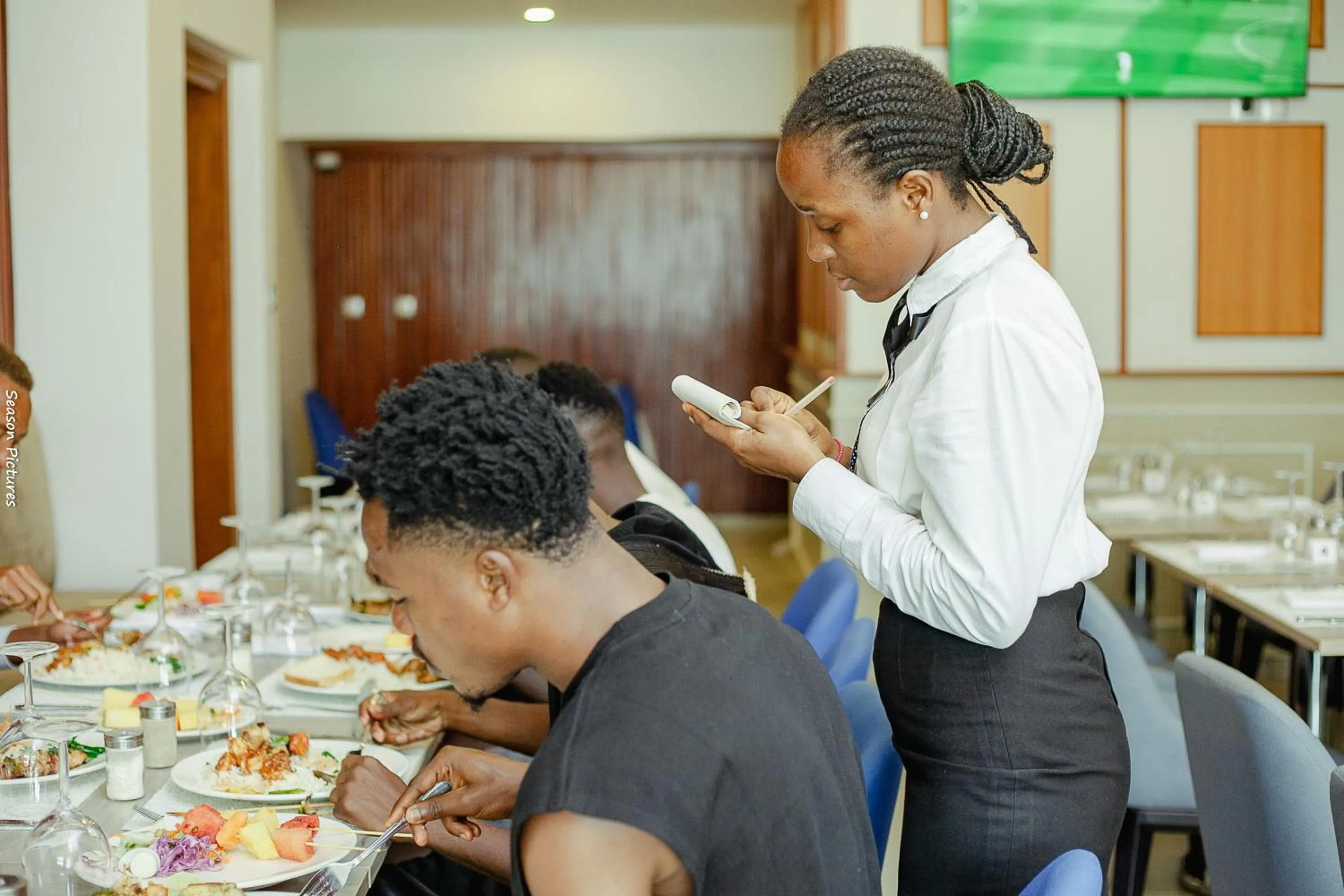 Restaurant/places to eat in Geneva Hotel