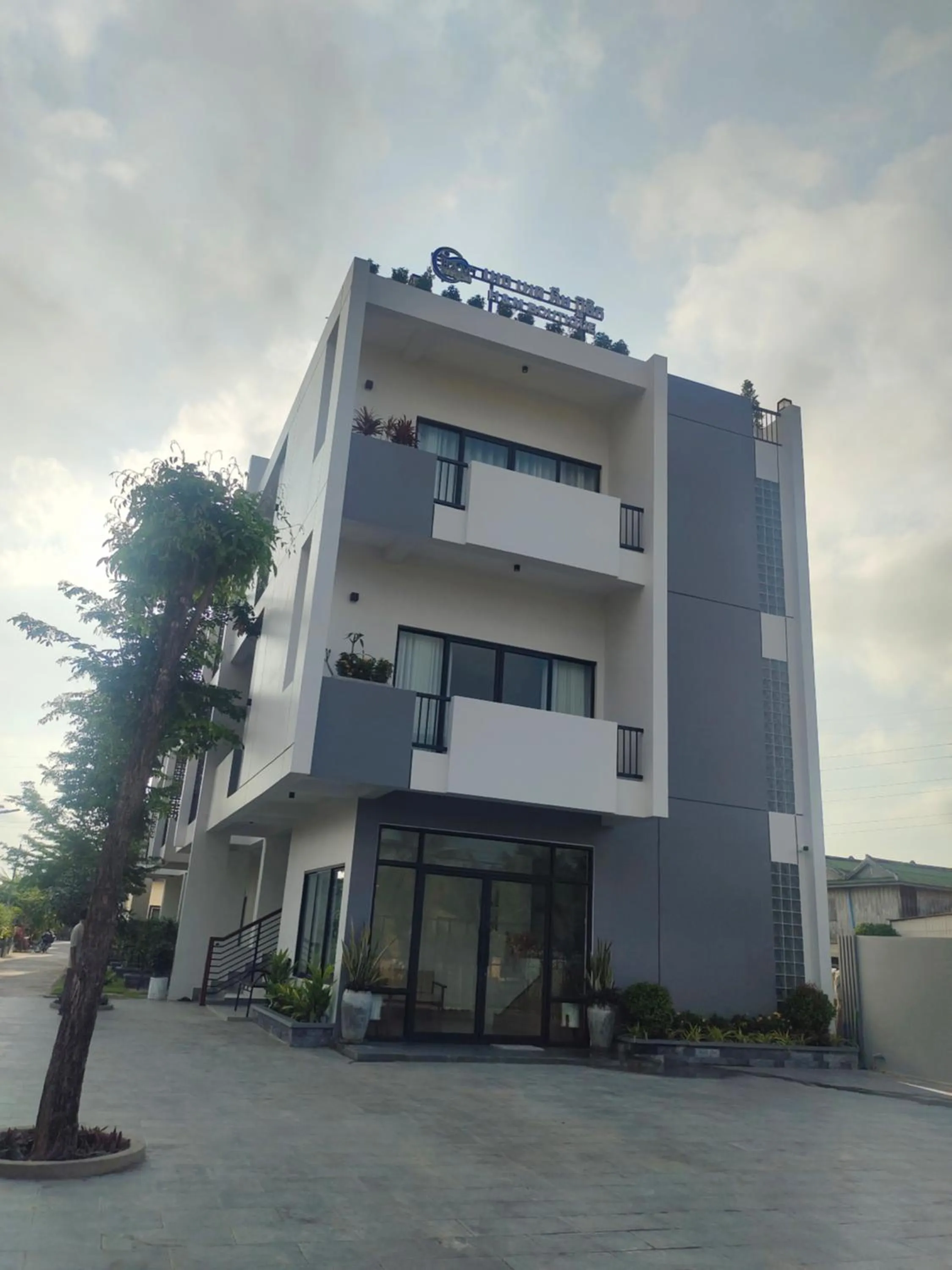 Property building in H&M Boutique