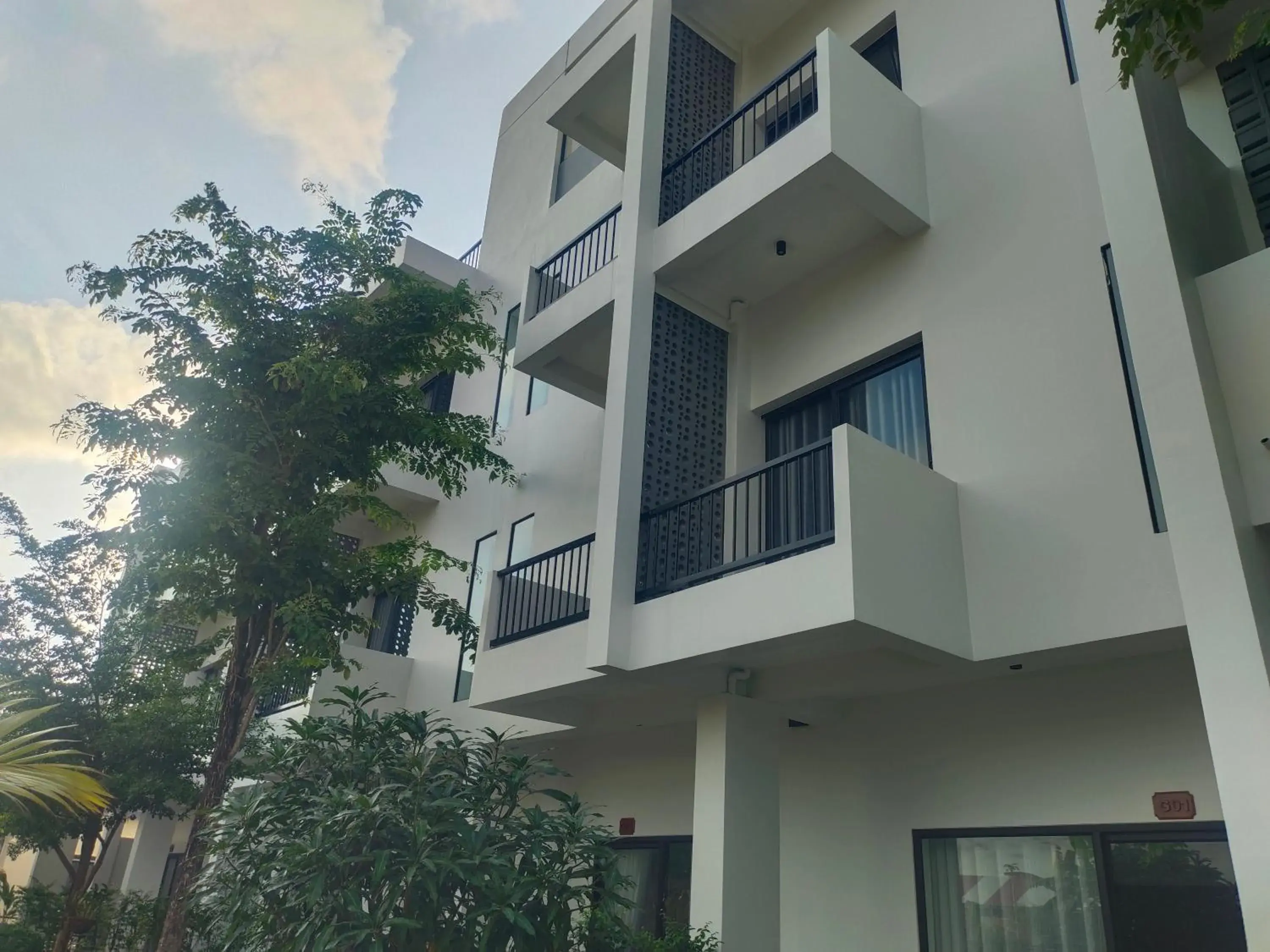 Property building in H&M Boutique Property building in H&M Boutique