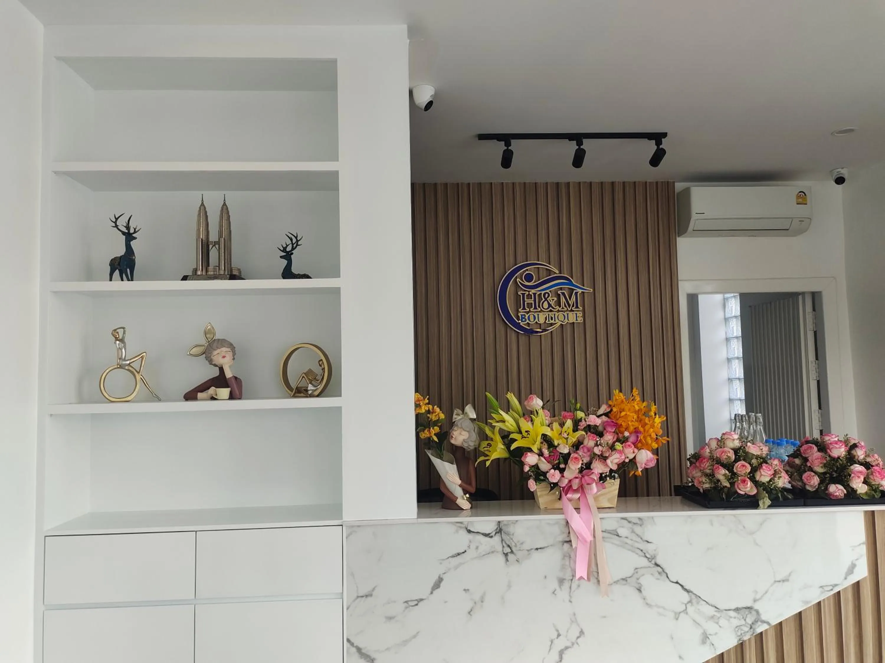 Property logo or sign in H&M Boutique