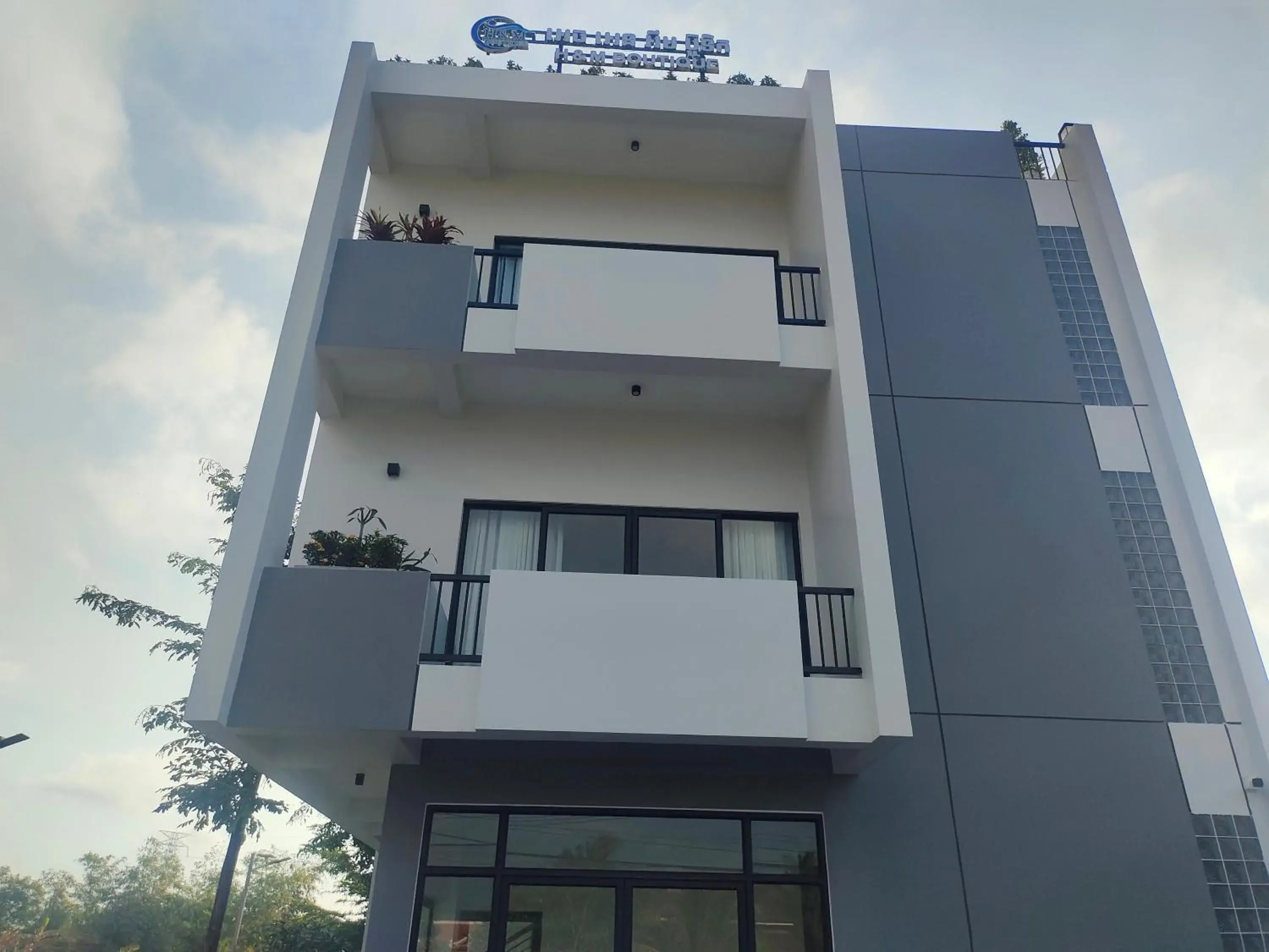 Property building in H&M Boutique Property building in H&M Boutique