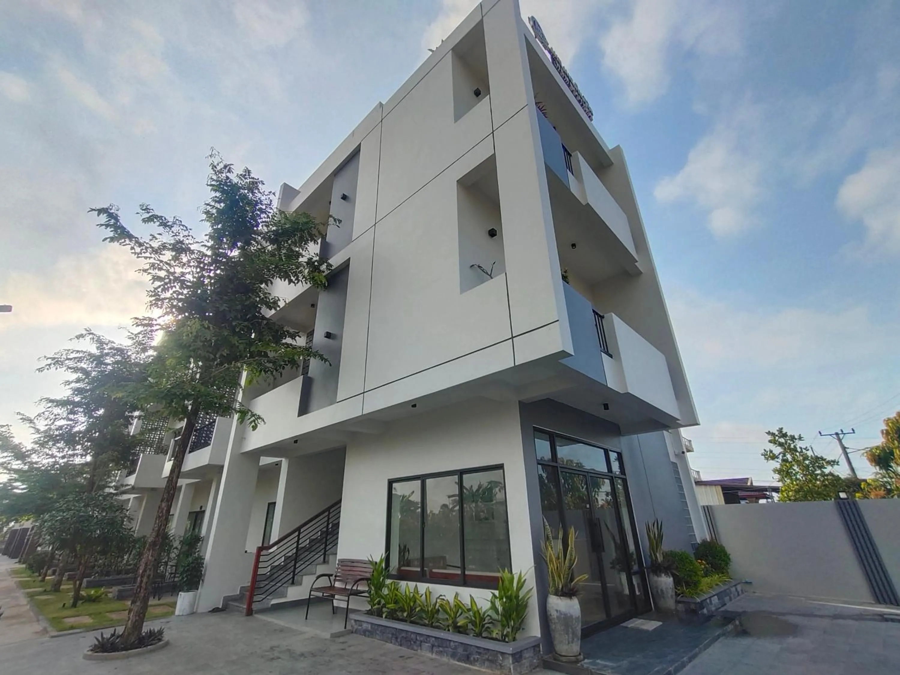 Property building in H&M Boutique