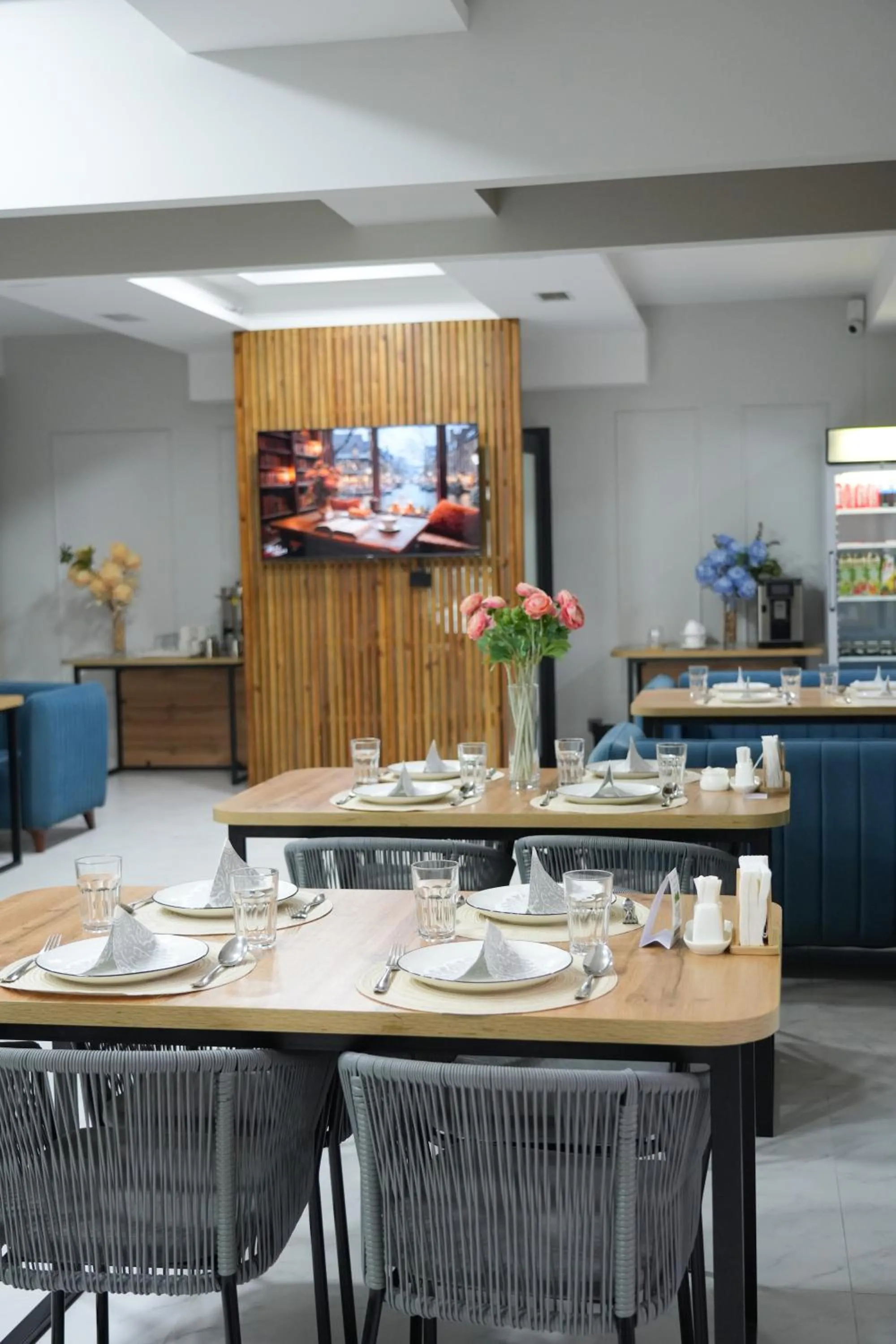 Restaurant/places to eat in Aisha Hotel