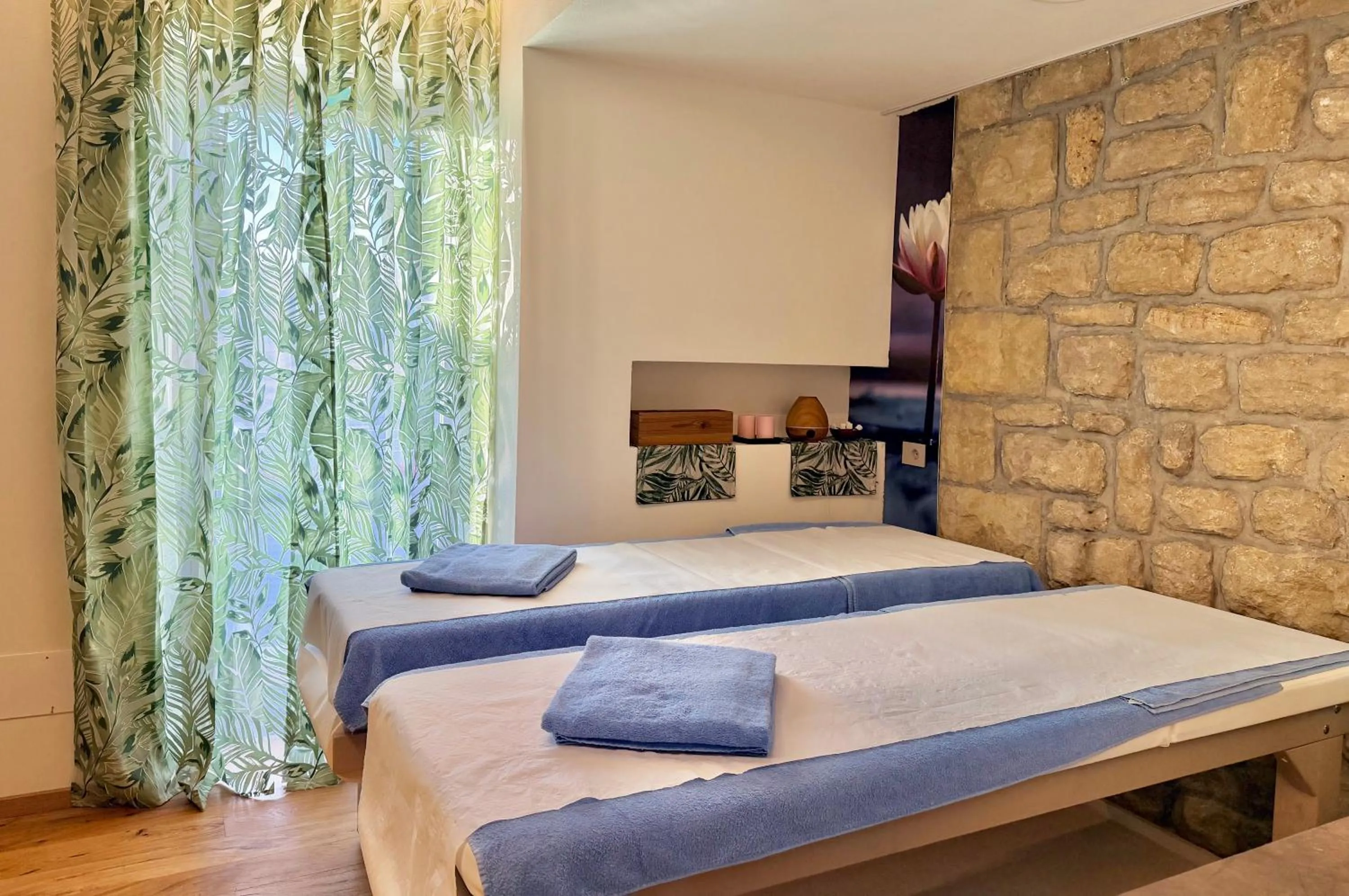 Massage, Bed in Hotel Joli