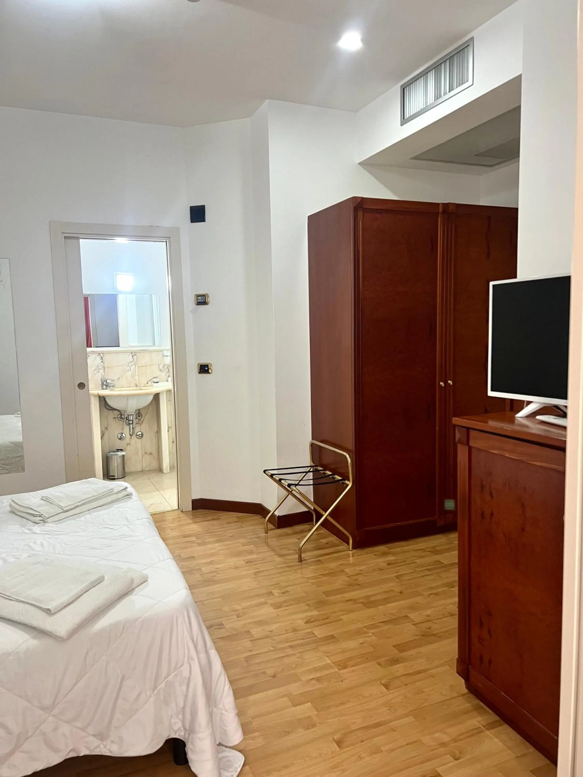 Bedroom, Bed in Hotel Joli