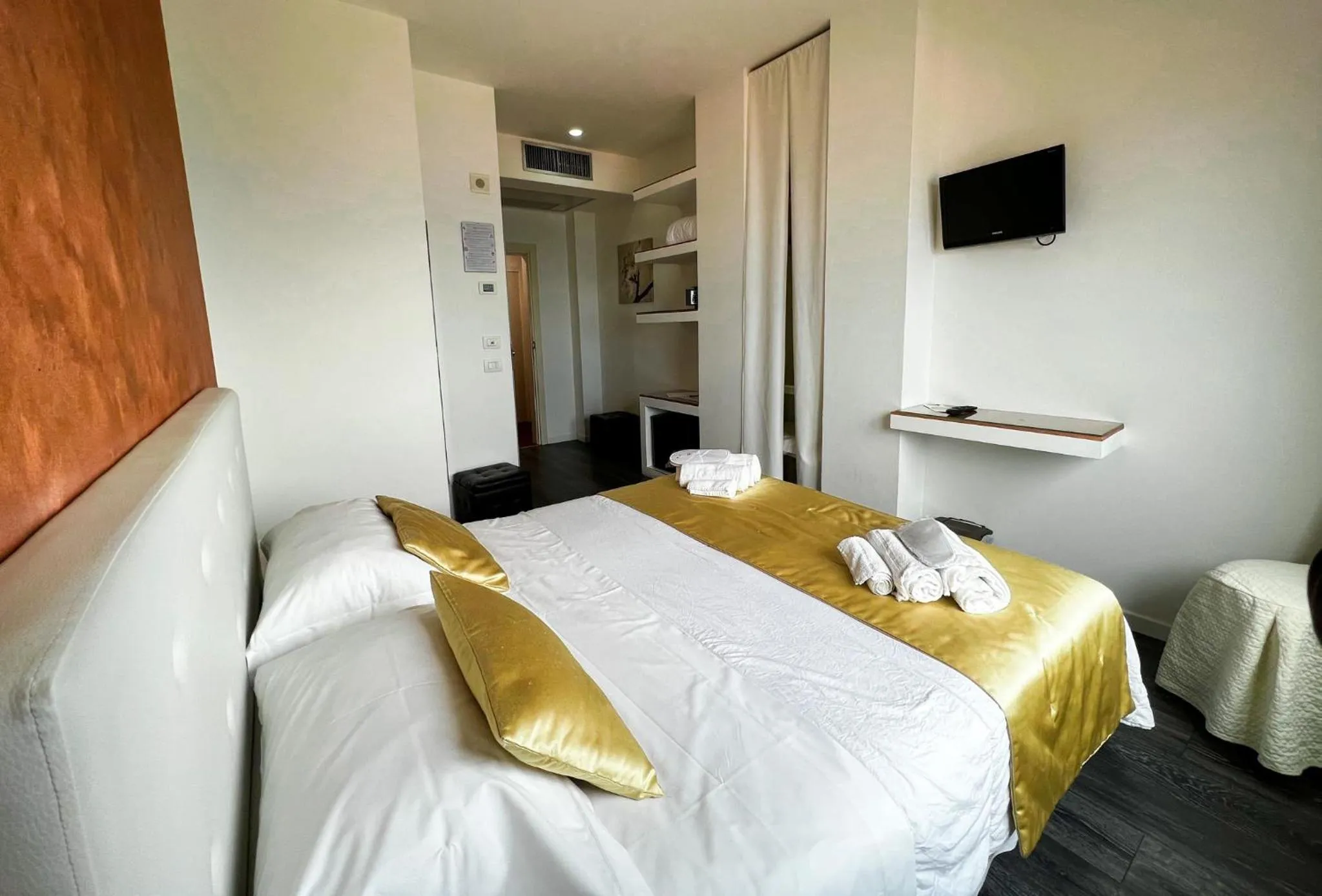 room service, Bed in Hotel Joli