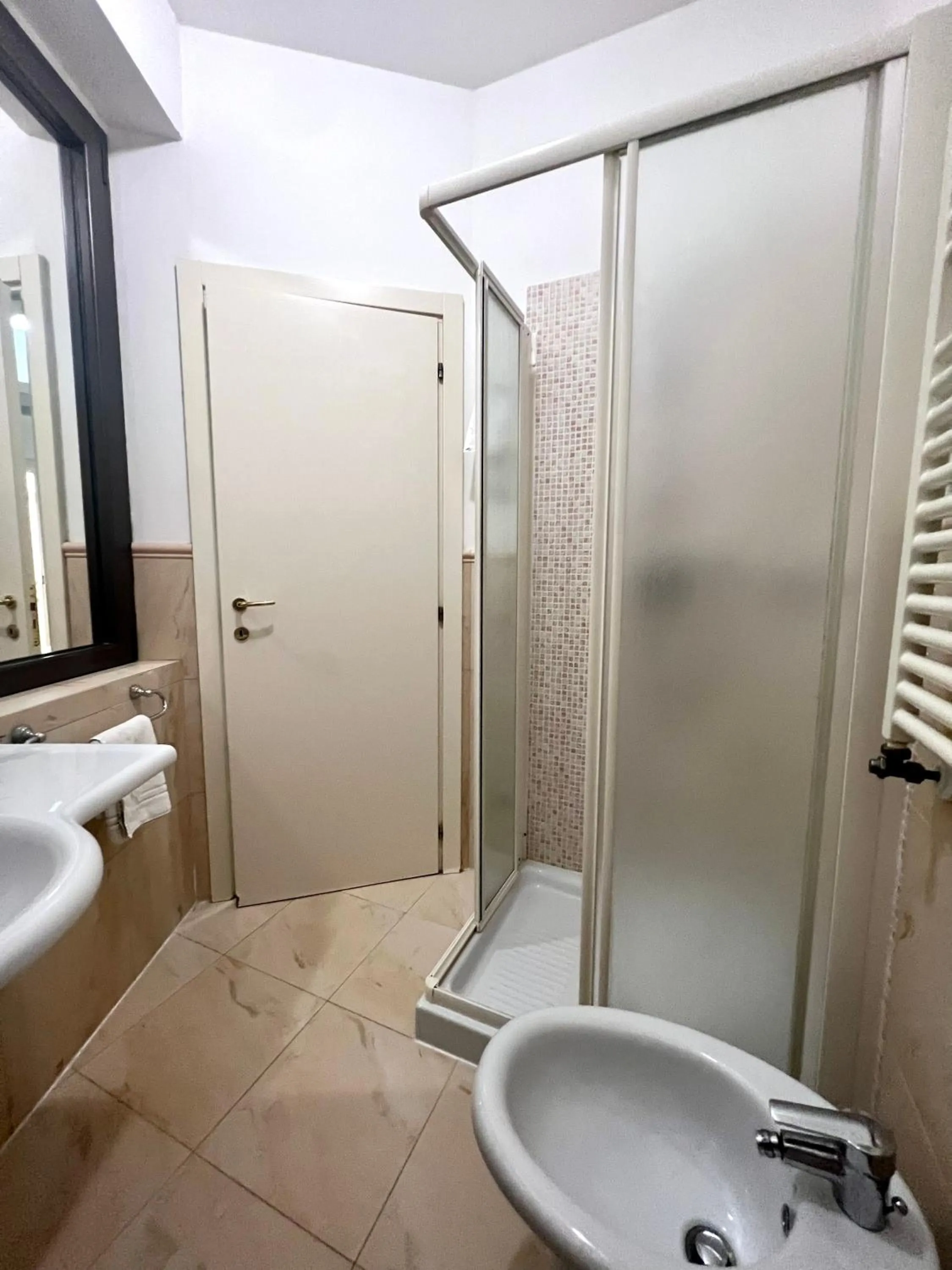 Bathroom in Hotel Joli