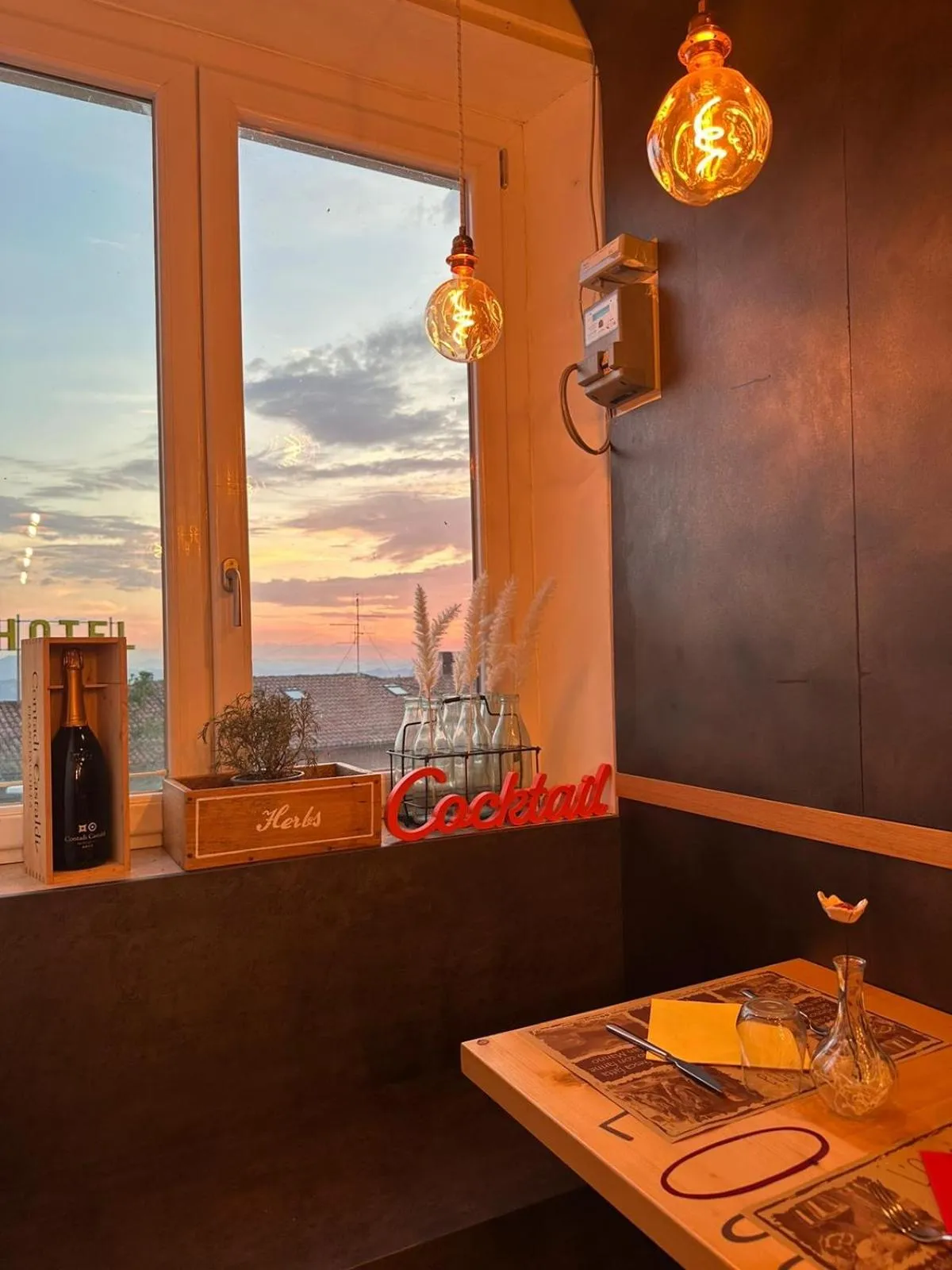 Restaurant/places to eat in Hotel Joli