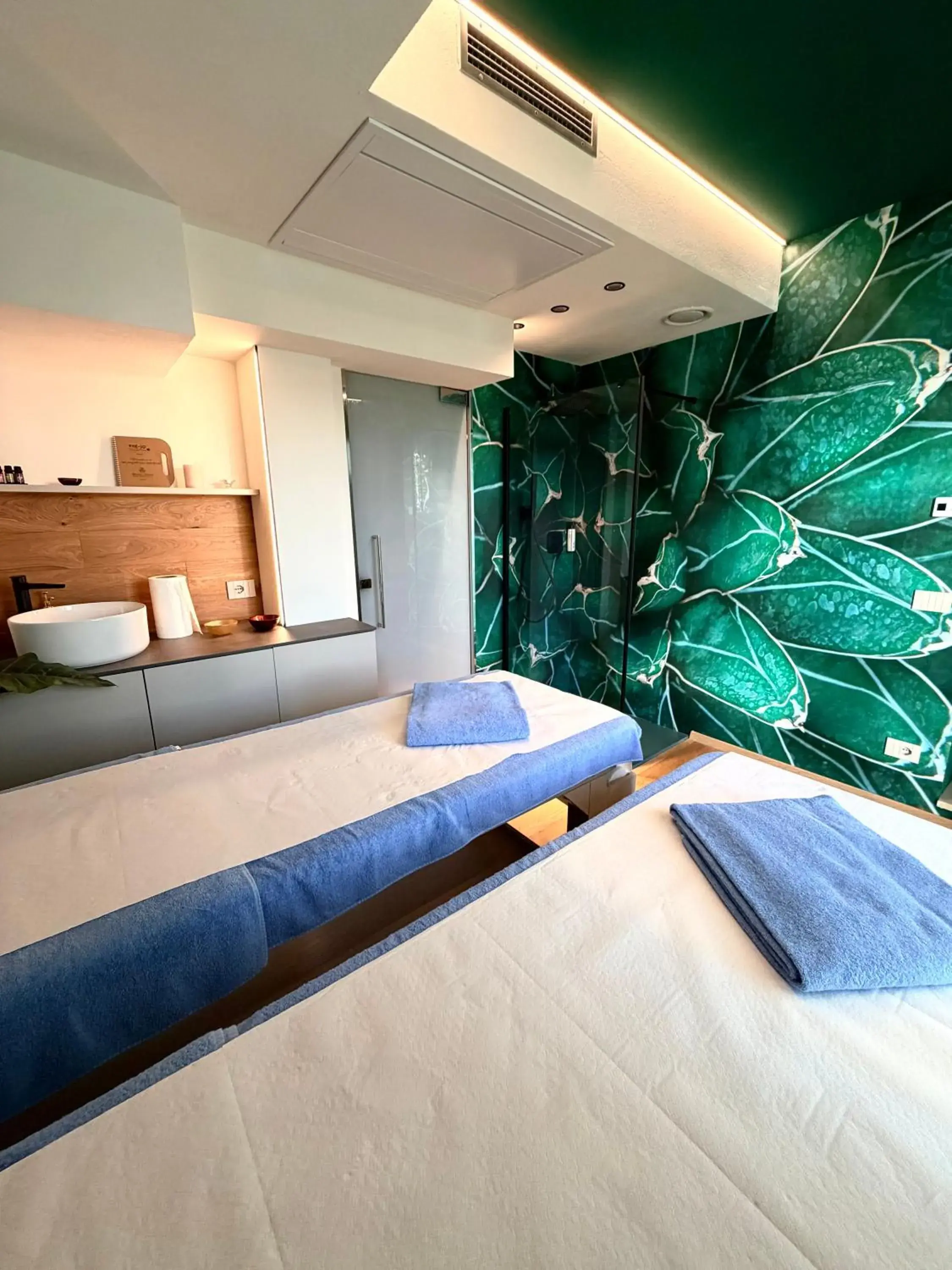 Massage, Bed in Hotel Joli Massage, Bed in Hotel Joli