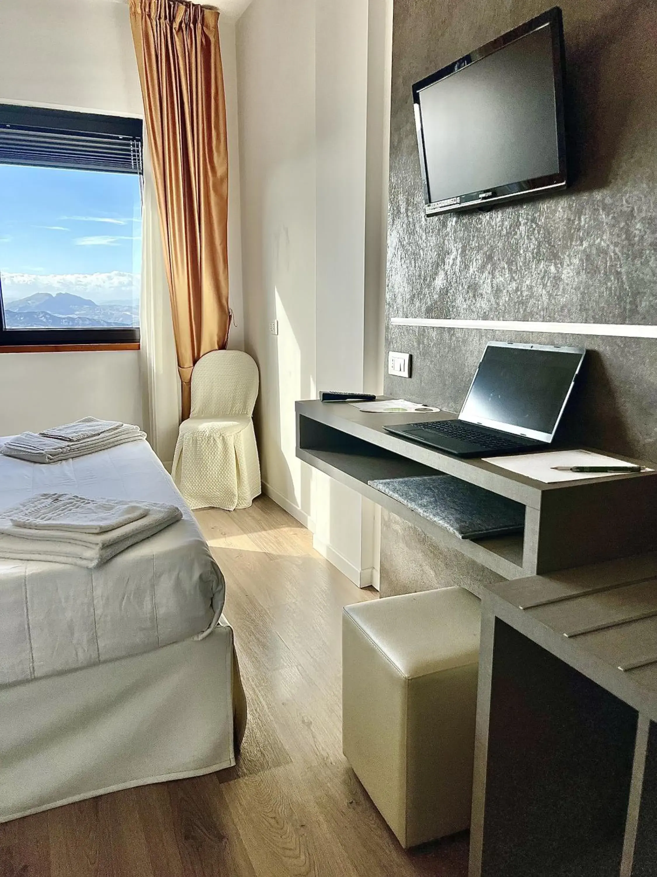 locker, Bed in Hotel Joli locker, Bed in Hotel Joli