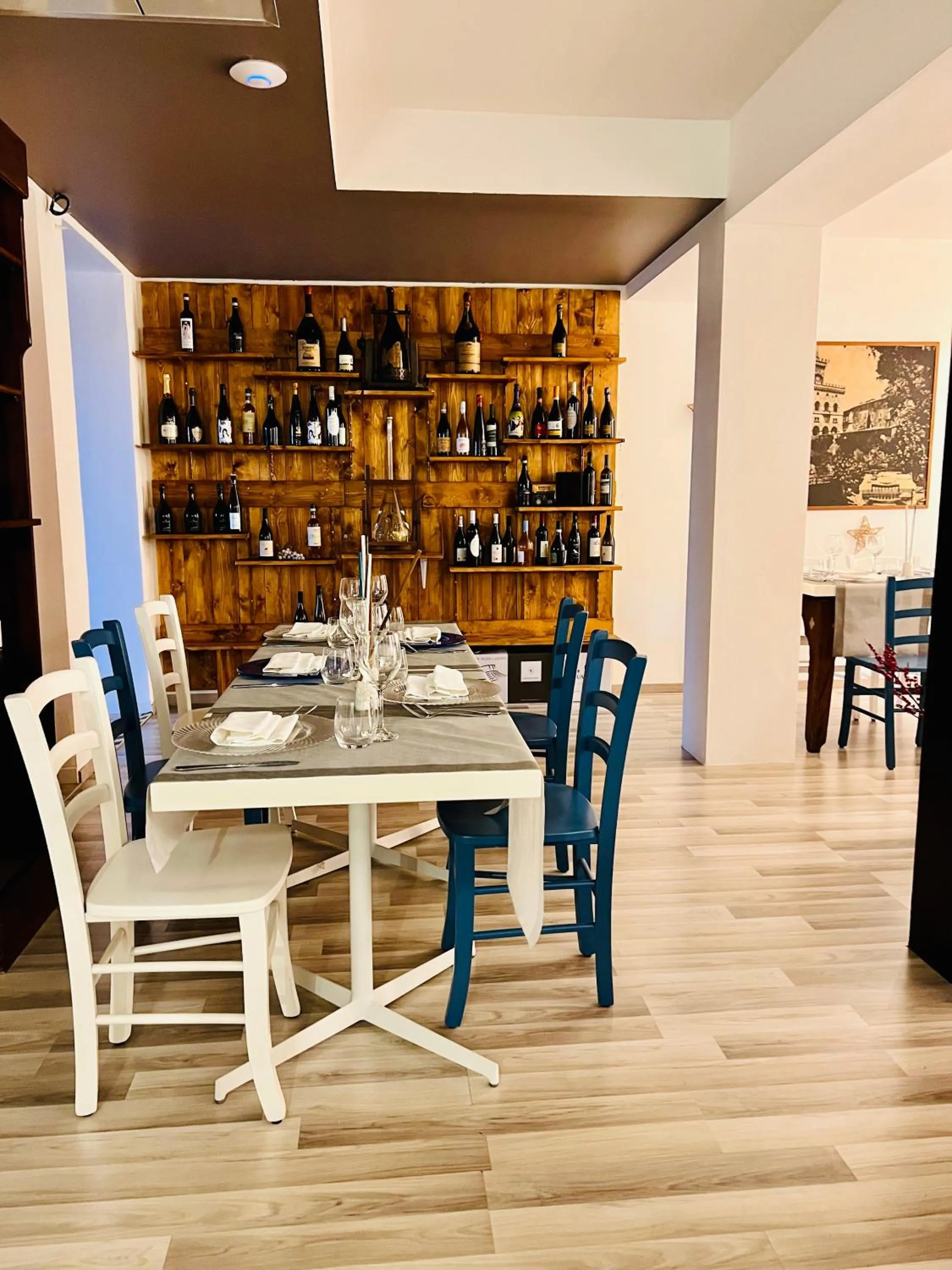 Restaurant/places to eat in Hotel Joli