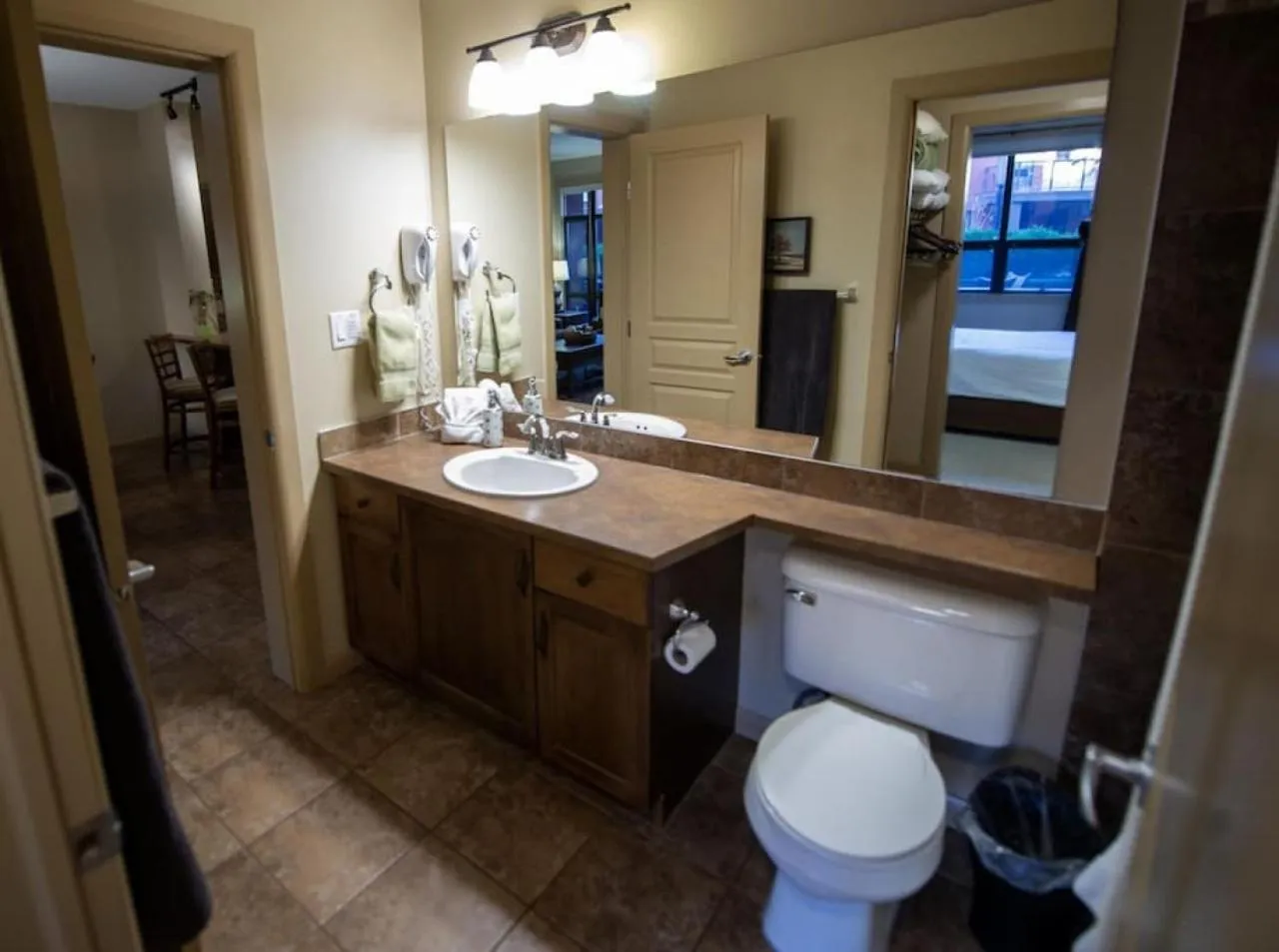 Upper Floor w Courtyard View 550