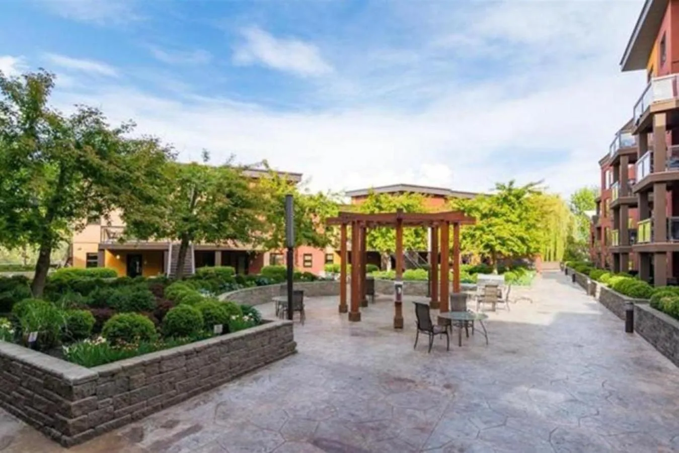 Upper Floor w Courtyard View 550