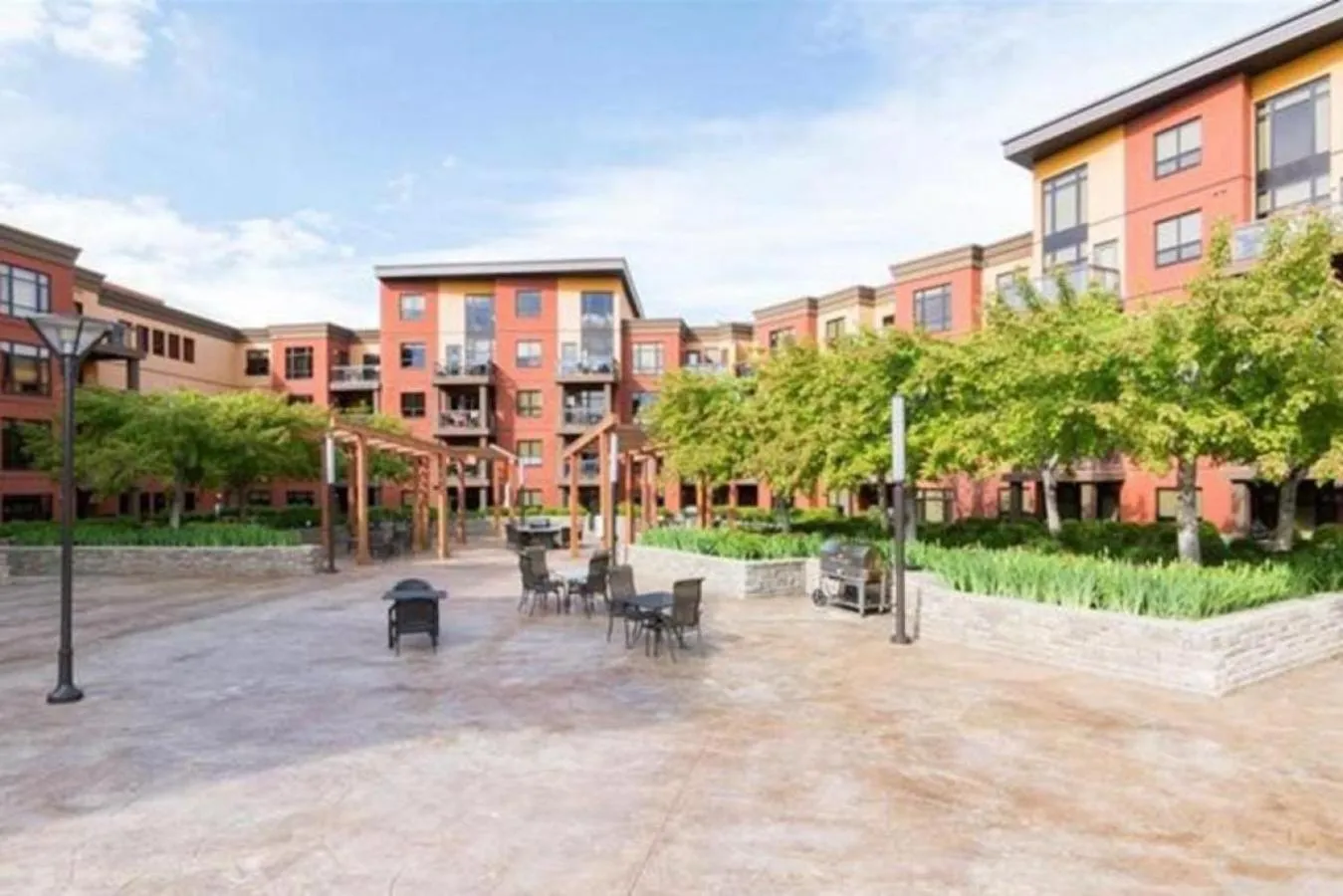 Upper Floor w Courtyard View 550