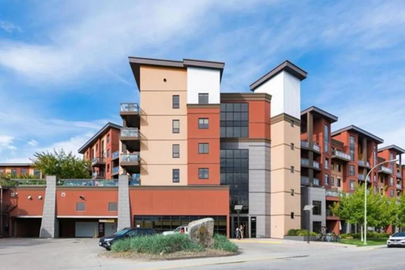 Upper Floor w Courtyard View 550