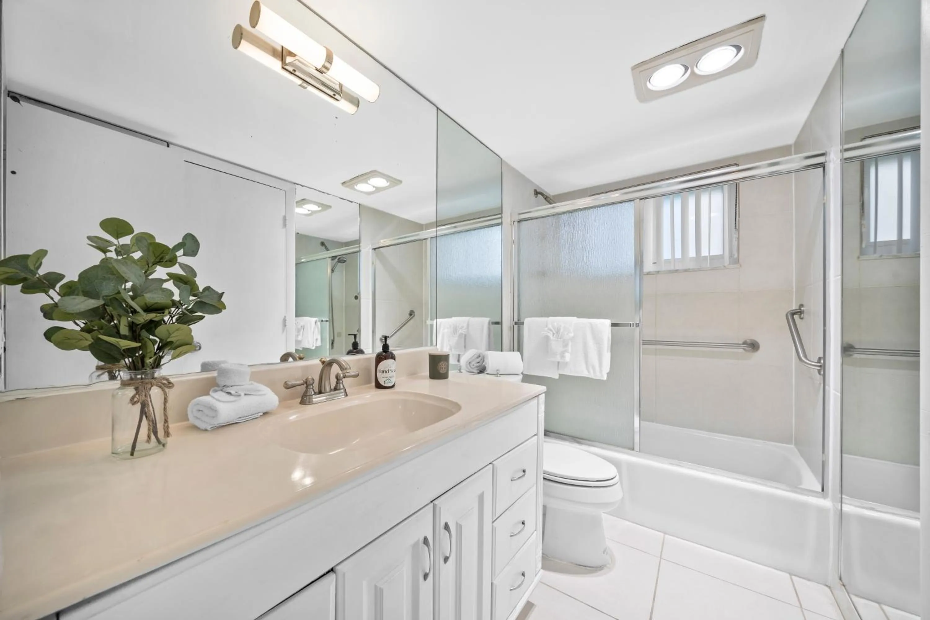 Shower in Coco Palms Apartments By Lowkl