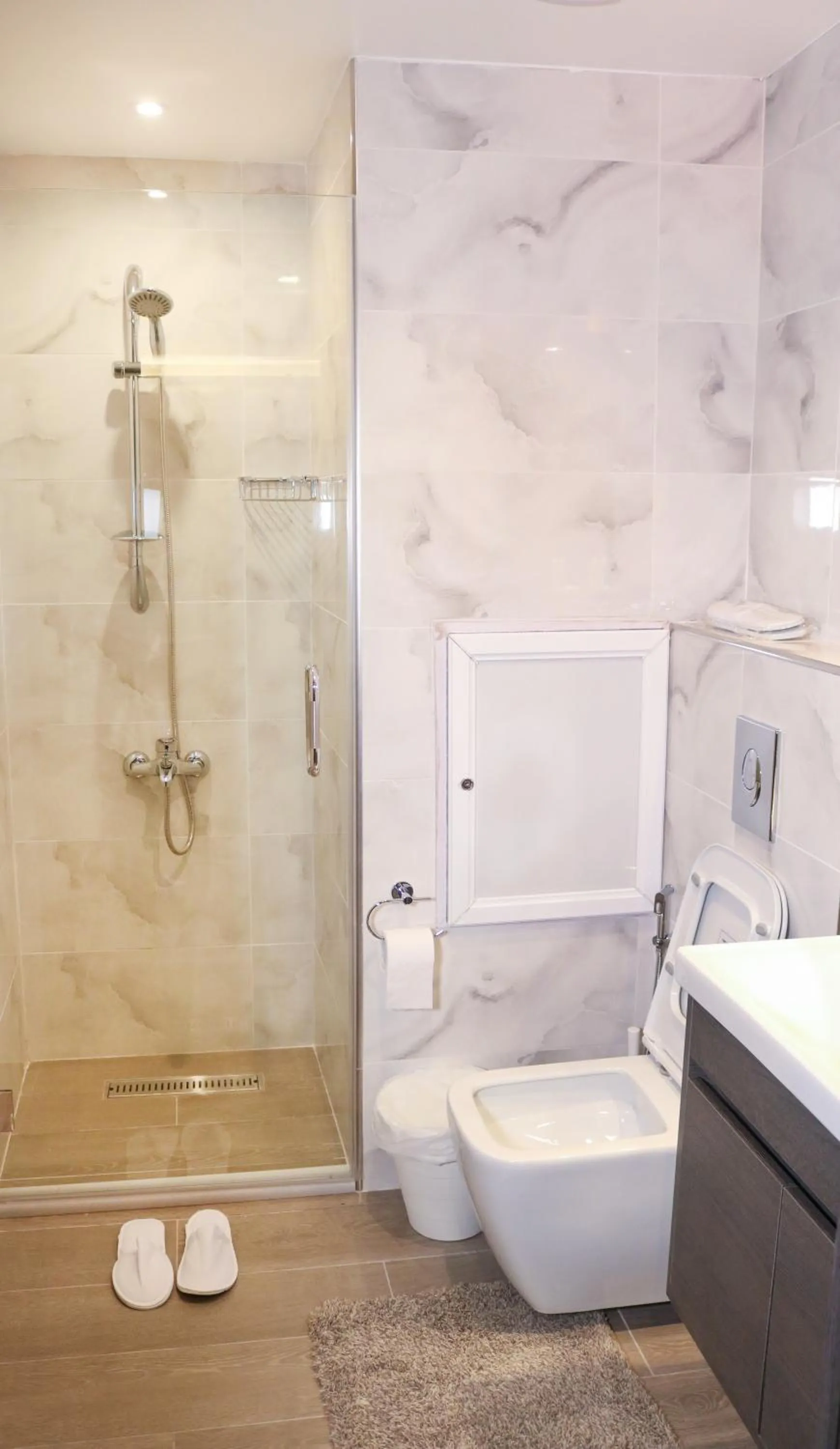 Shower in Red Carpet Hotel & Suites