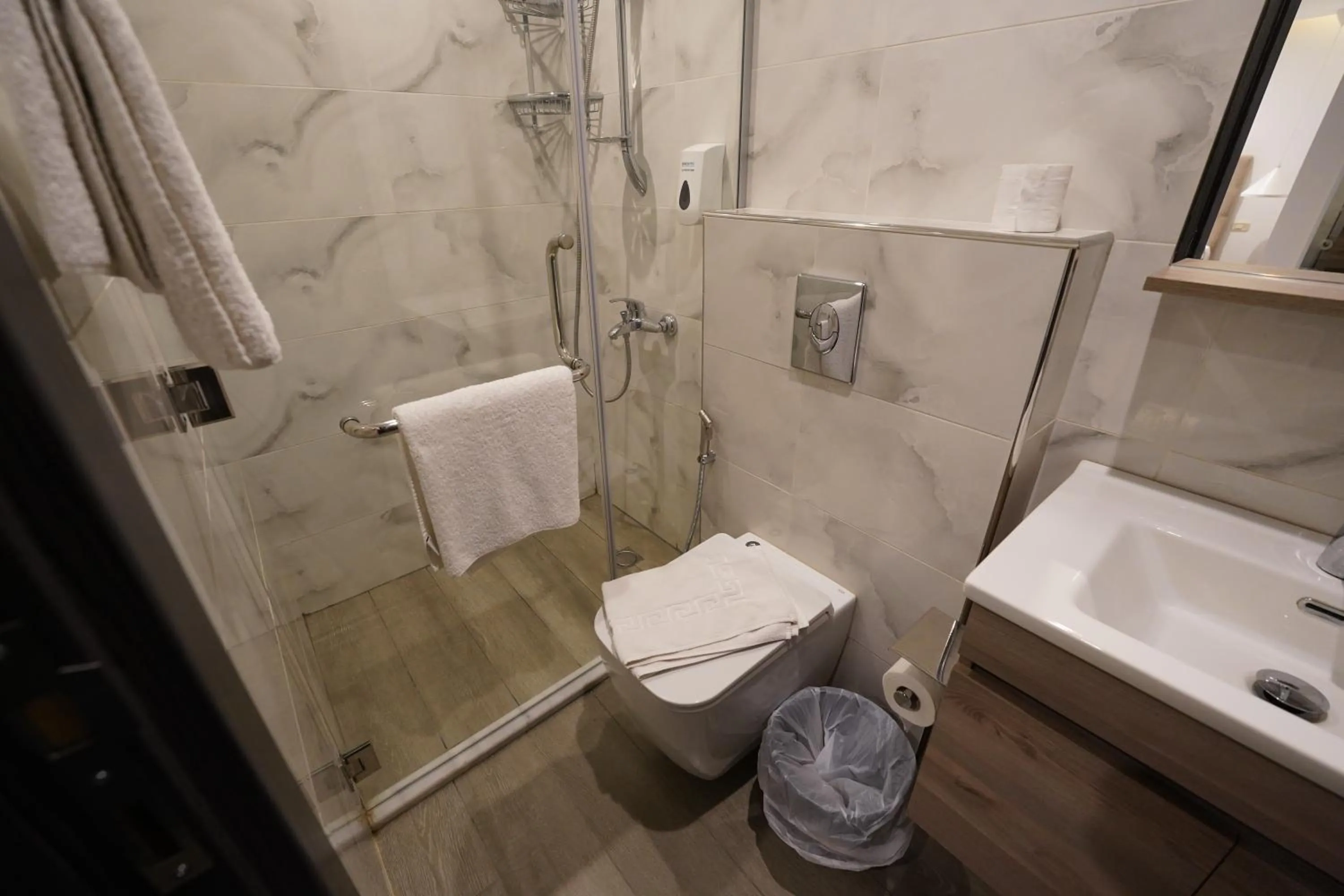 Shower in Red Carpet Hotel & Suites