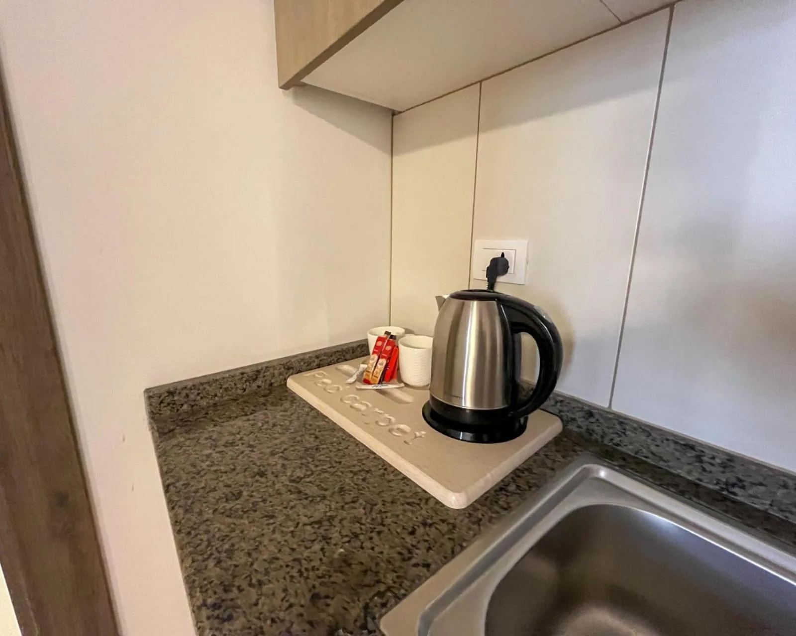 Coffee/tea facilities in Red Carpet Hotel & Suites