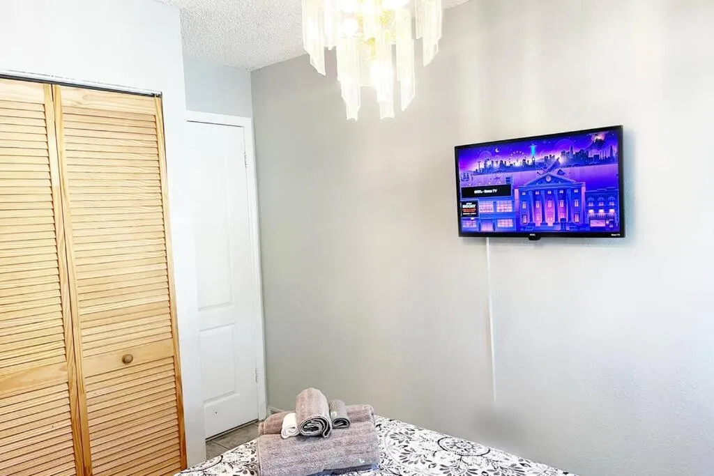 Bedroom in Amazing & cozy Duplex near Zoo Miami !