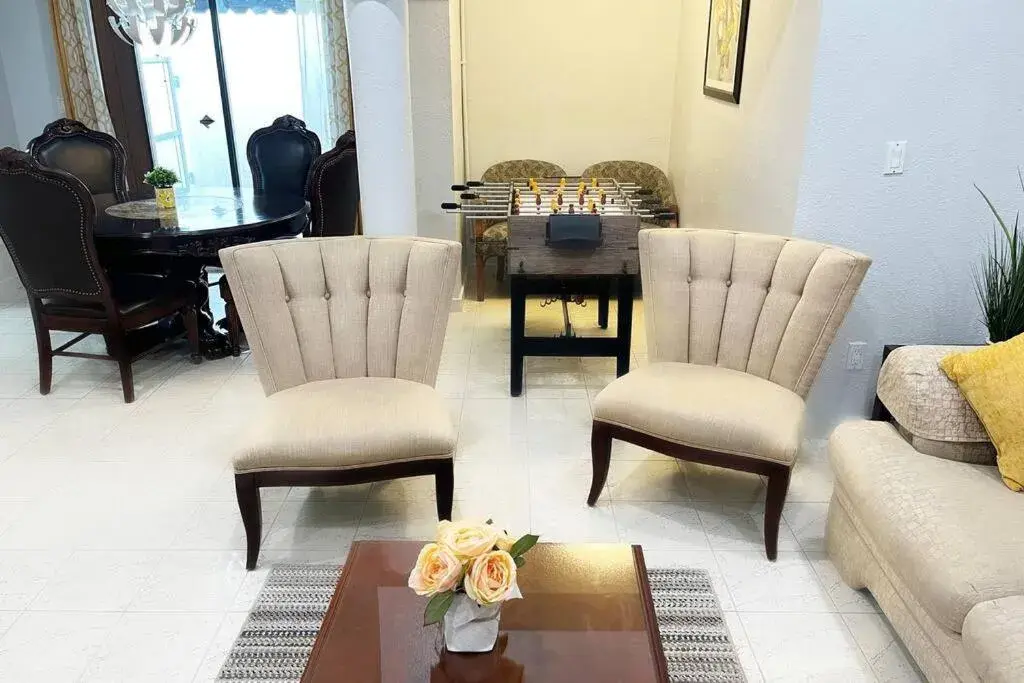 Living room in Amazing & cozy Duplex near Zoo Miami ! Living room in Amazing & cozy Duplex near Zoo Miami !