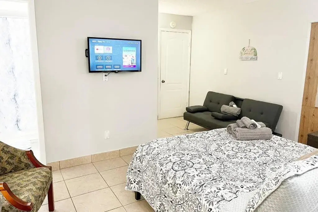Bedroom, Bed in Amazing & cozy Duplex near Zoo Miami ! Bedroom, Bed in Amazing & cozy Duplex near Zoo Miami !