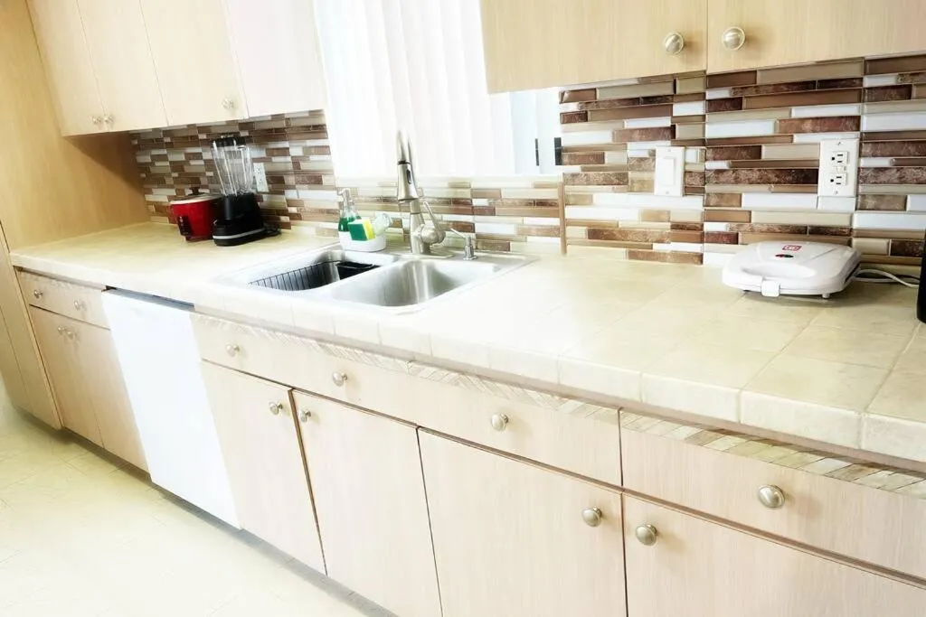 Kitchen or kitchenette in Amazing & cozy Duplex near Zoo Miami !