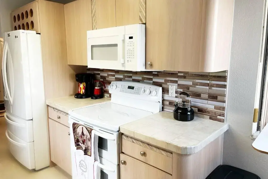 Kitchen or kitchenette in Amazing & cozy Duplex near Zoo Miami ! Kitchen or kitchenette in Amazing & cozy Duplex near Zoo Miami !