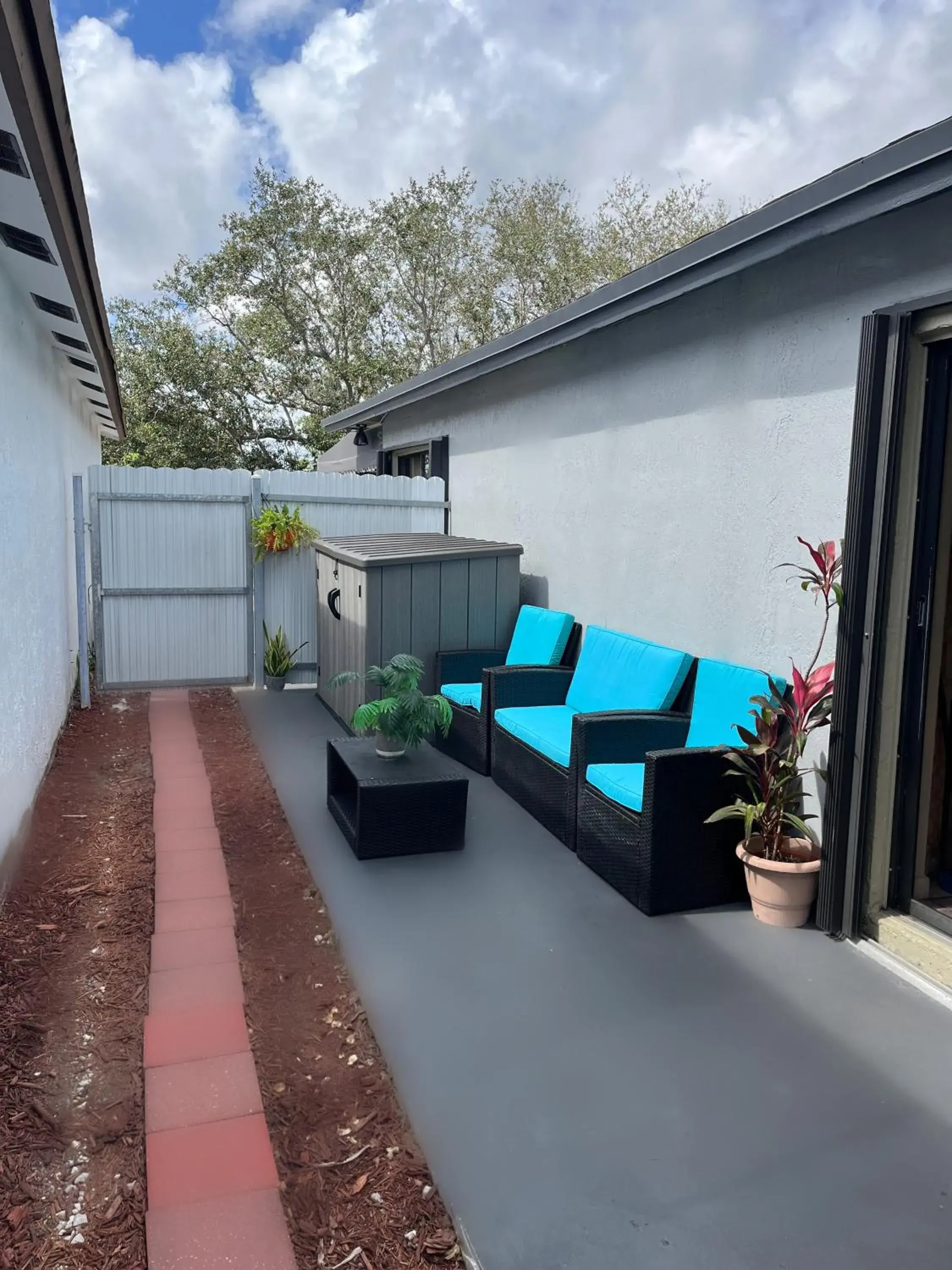 Three-Bedroom House in Amazing & cozy Duplex near Zoo Miami ! Three-Bedroom House in Amazing & cozy Duplex near Zoo Miami !