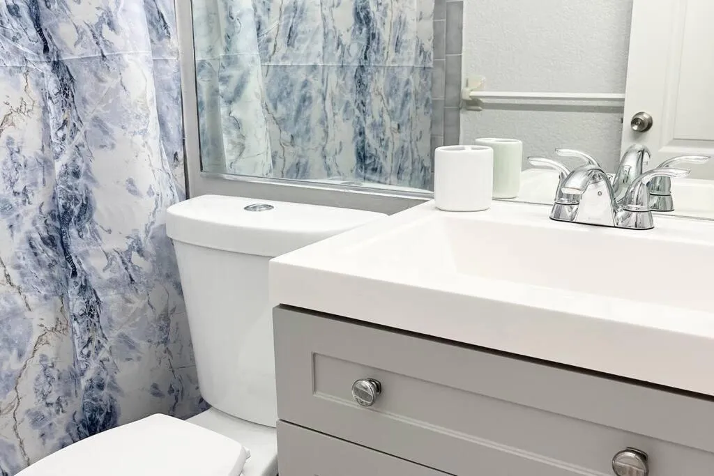 Toilet in Amazing & cozy Duplex near Zoo Miami !