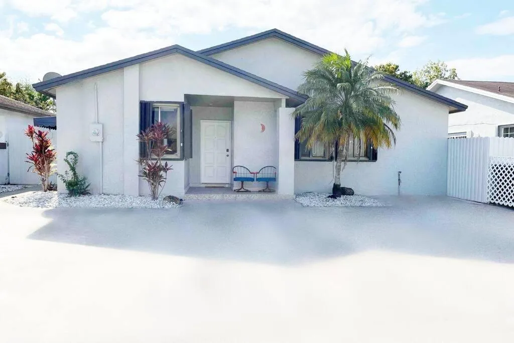 Property building in Amazing & cozy Duplex near Zoo Miami !