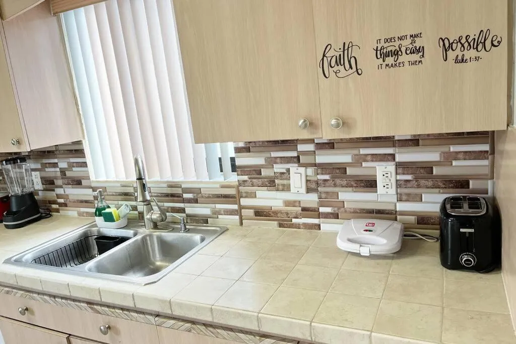 Kitchen or kitchenette in Amazing & cozy Duplex near Zoo Miami !